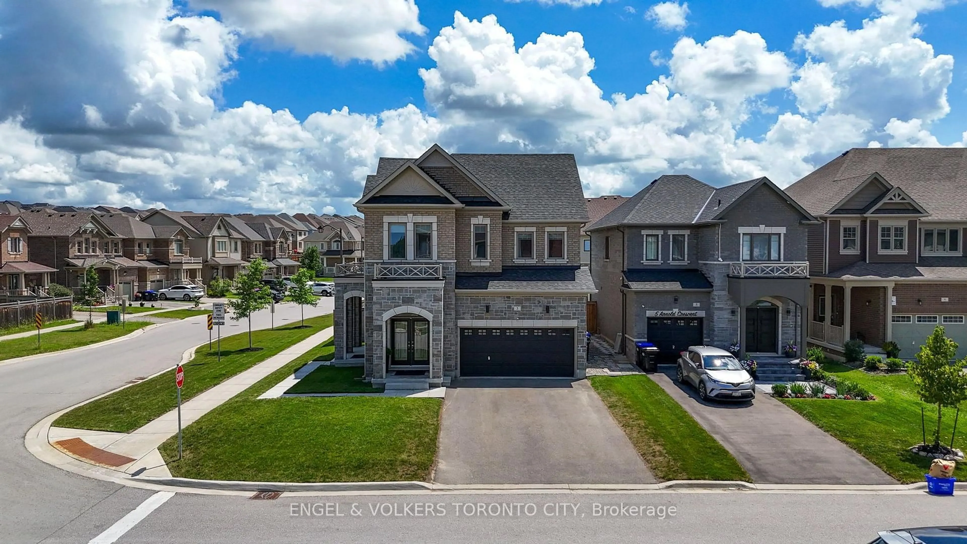 A pic from outside/outdoor area/front of a property/back of a property/a pic from drone, street for 3 Arnold Cres, New Tecumseth Ontario L9R 0T7