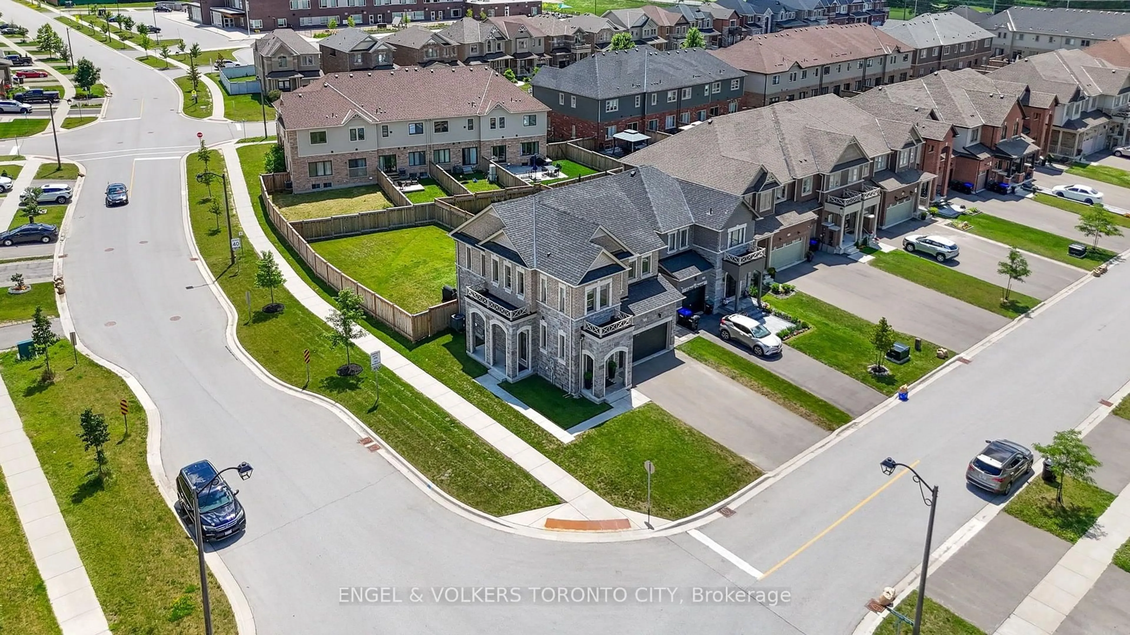 A pic from outside/outdoor area/front of a property/back of a property/a pic from drone, street for 3 Arnold Cres, New Tecumseth Ontario L9R 0T7