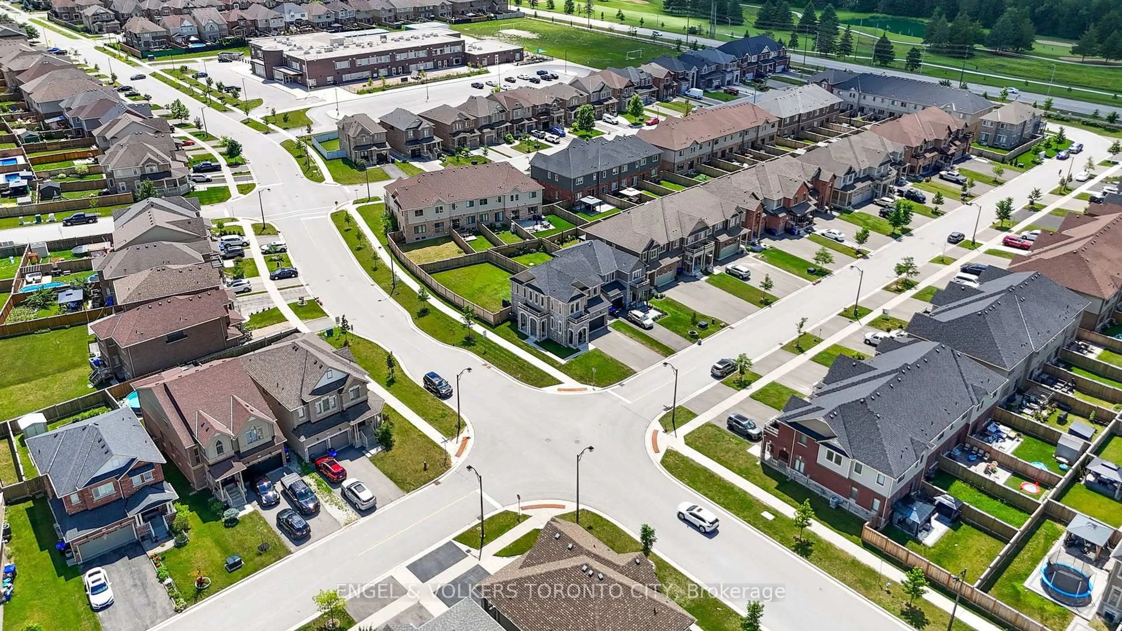 A pic from outside/outdoor area/front of a property/back of a property/a pic from drone, street for 3 Arnold Cres, New Tecumseth Ontario L9R 0T7