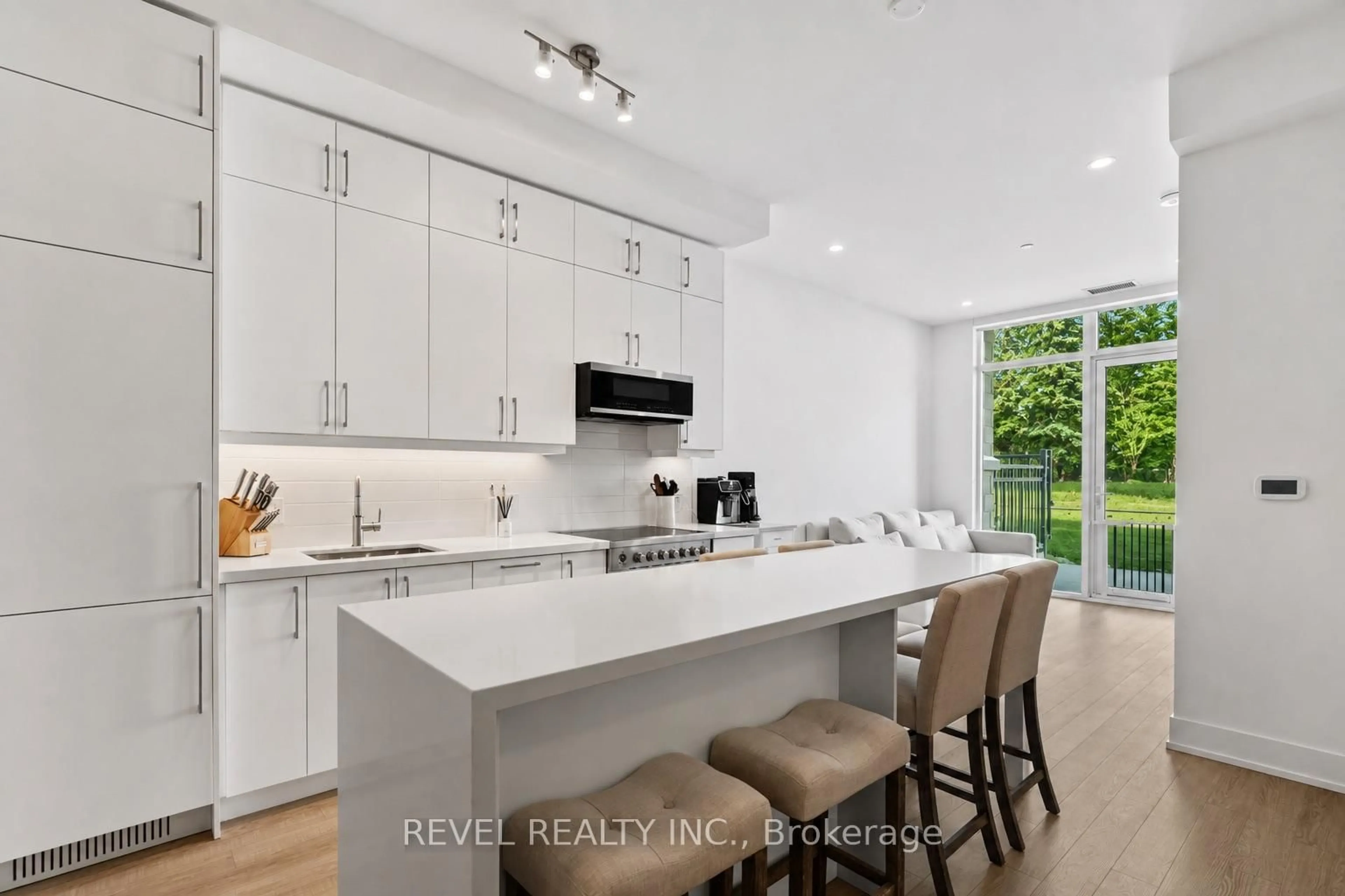 Open concept kitchen, ceramic/tile floor for 2075 King Rd #123, King Ontario L7B 0R6