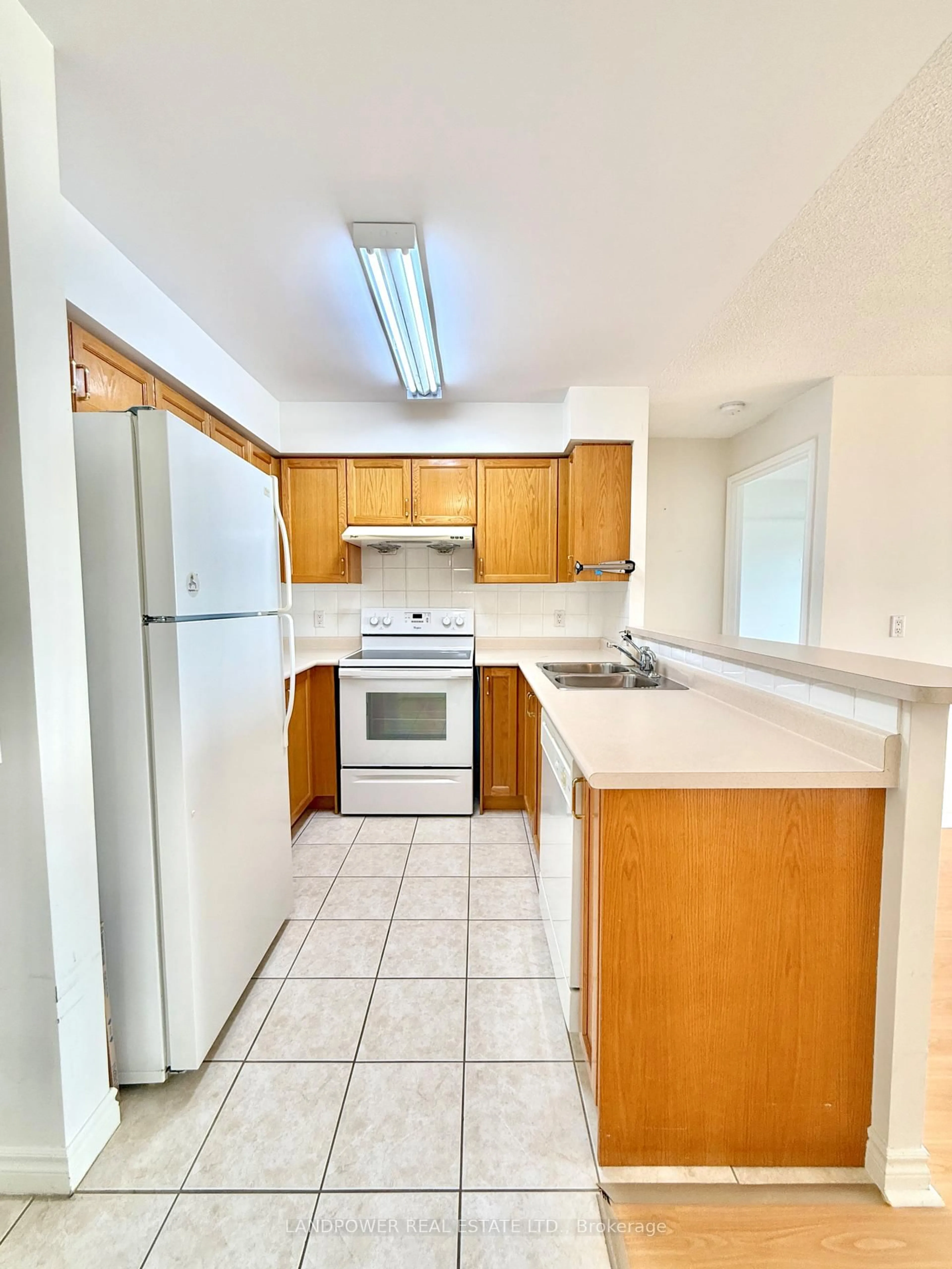 Standard kitchen, unknown for 9015 Leslie St #1202, Richmond Hill Ontario L4B 4J8