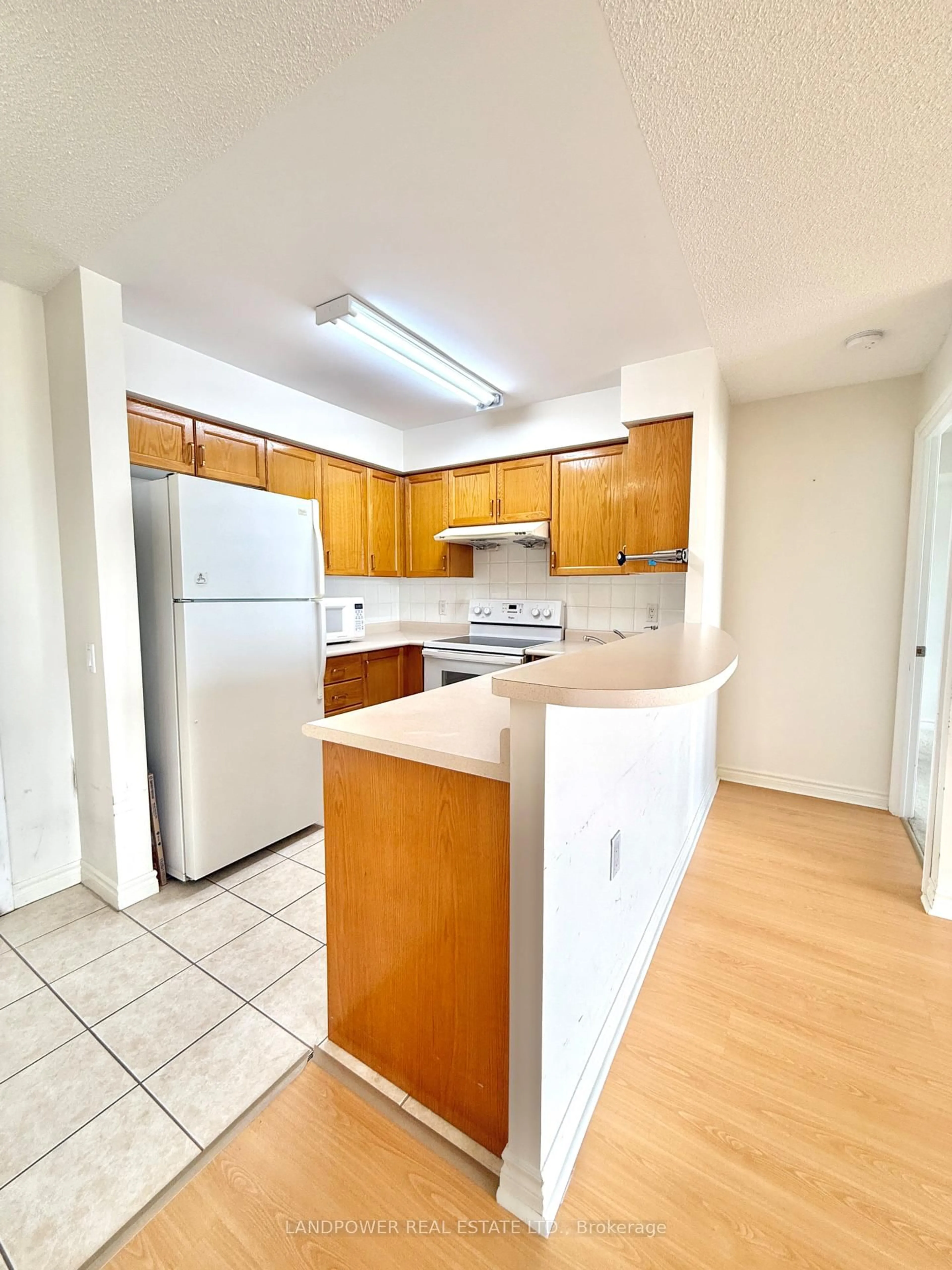Standard kitchen, unknown for 9015 Leslie St #1202, Richmond Hill Ontario L4B 4J8