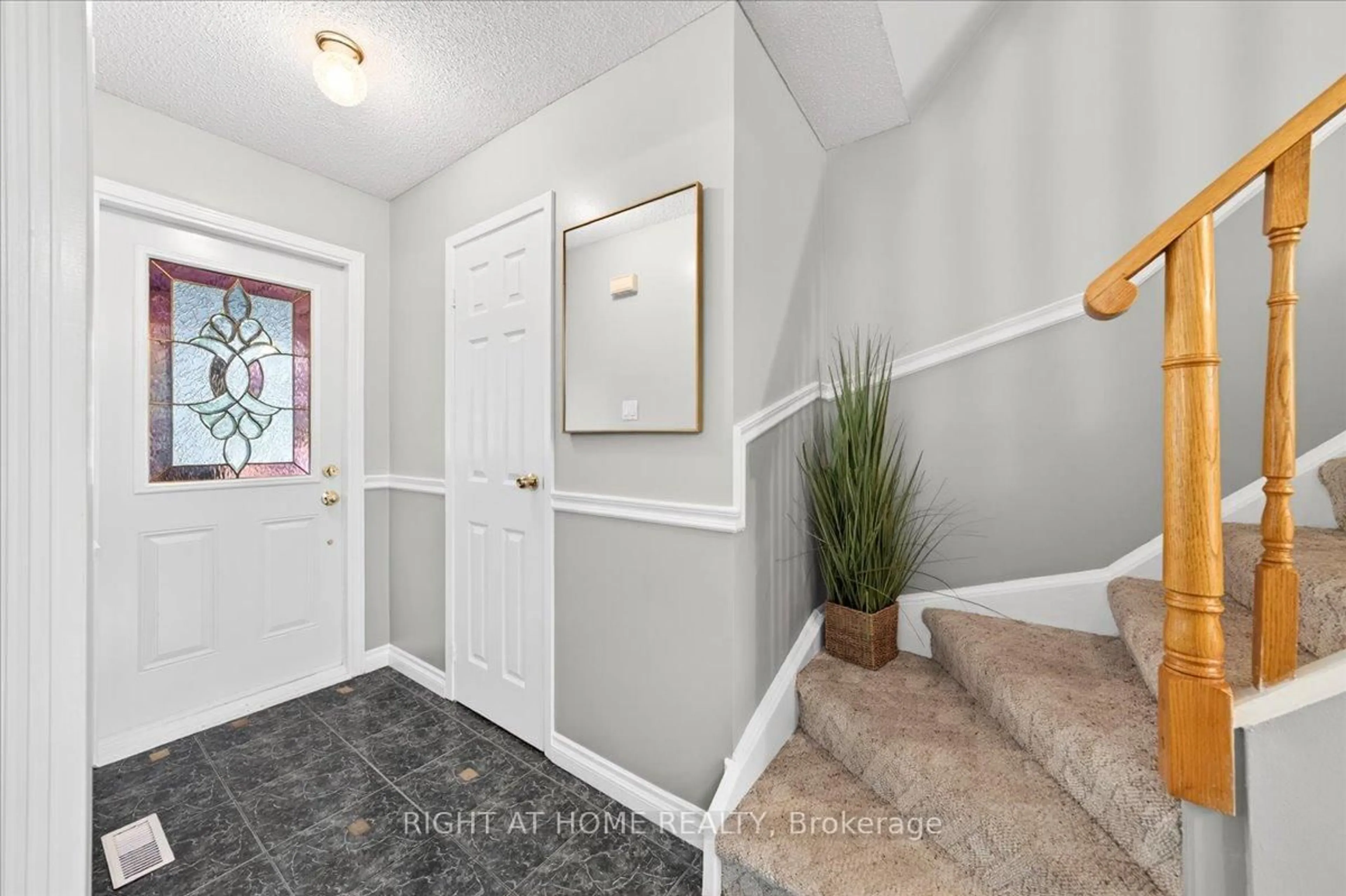 Indoor entryway for 72 Rejane Cres, Vaughan Ontario L4J 5A5