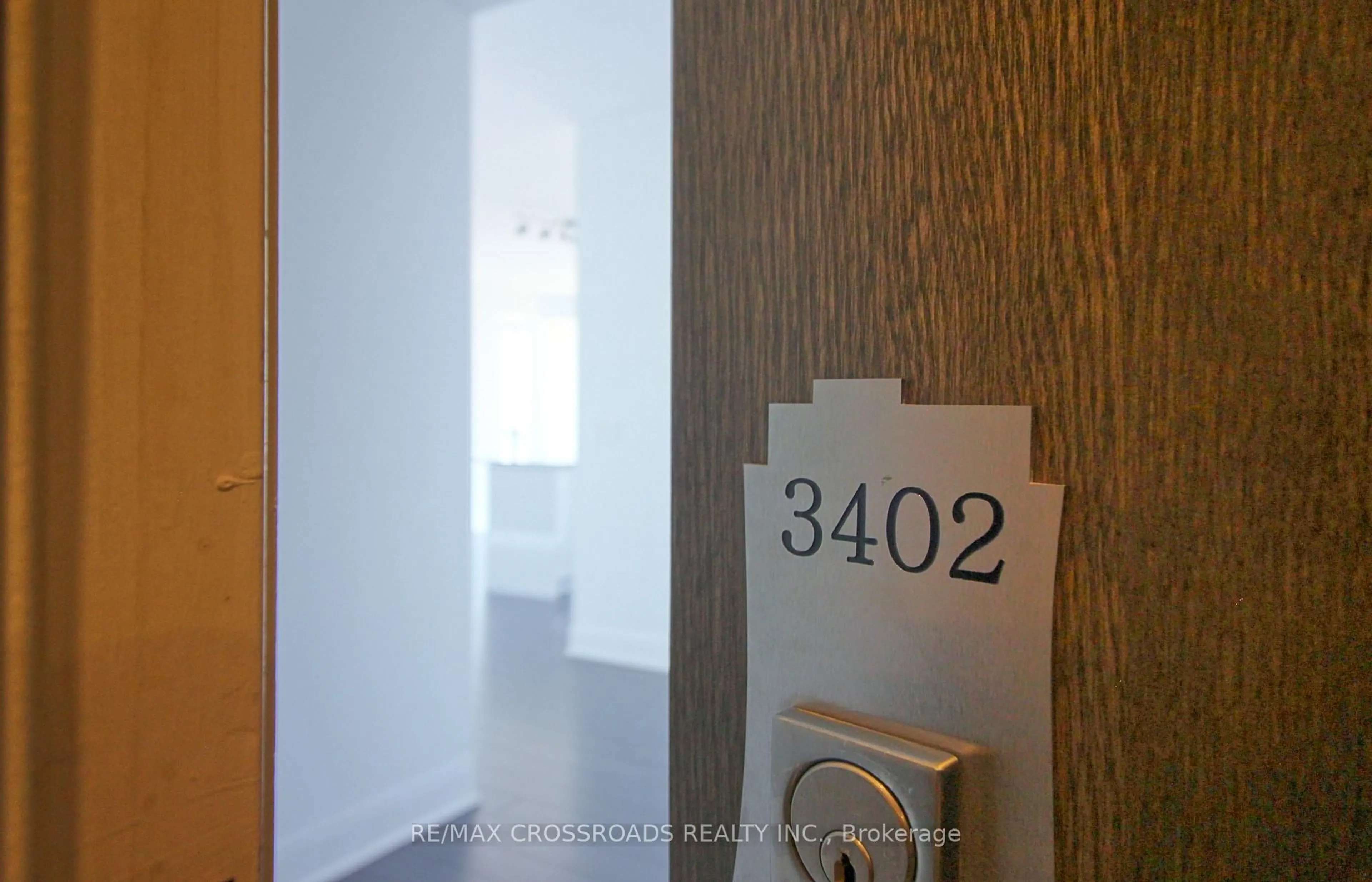 Indoor foyer for 2900 Highway 7 #3402, Vaughan Ontario L4K 0G3