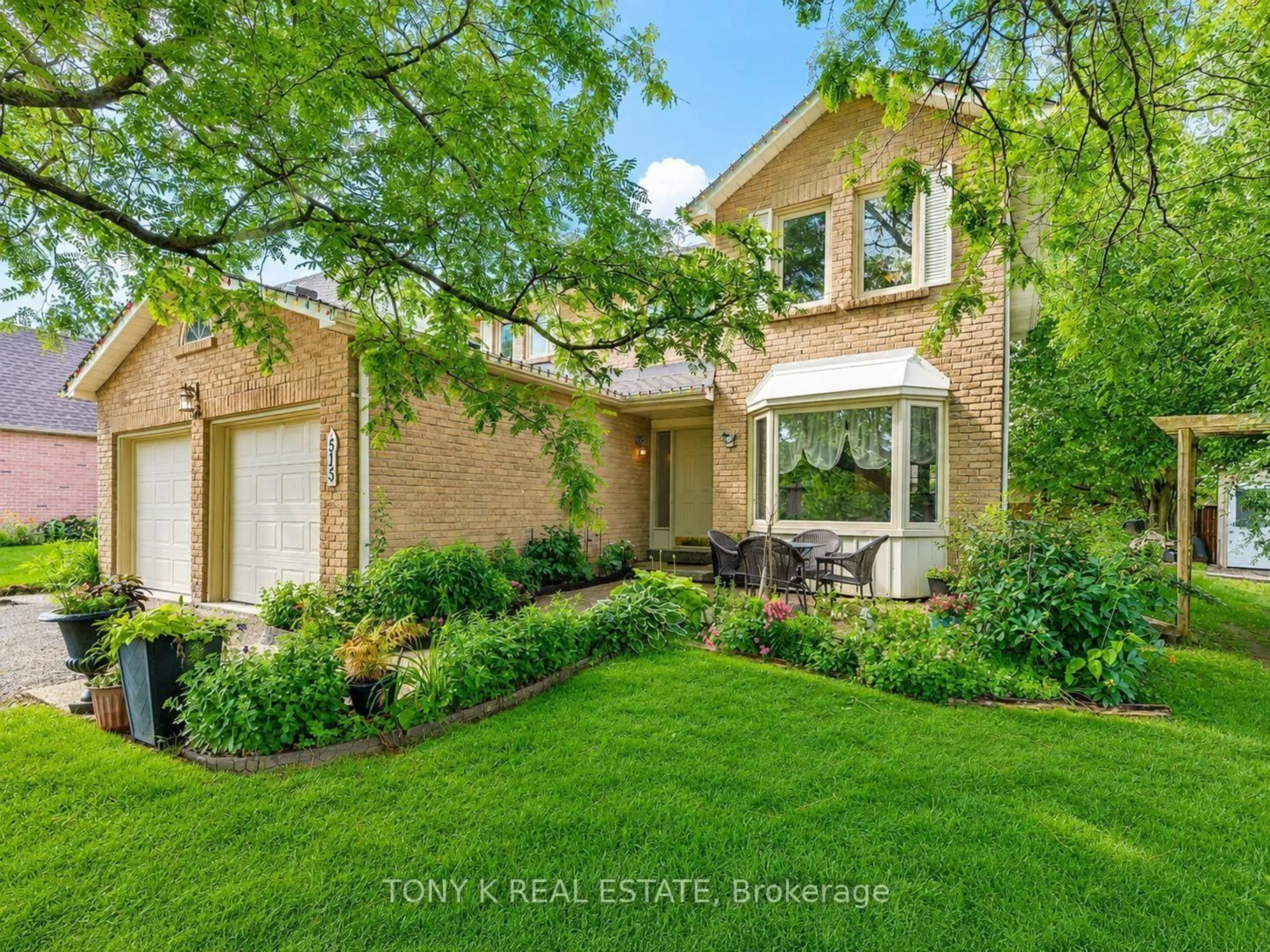 Home with brick exterior material, street for 515 London Rd, Newmarket Ontario L3Y 6E4