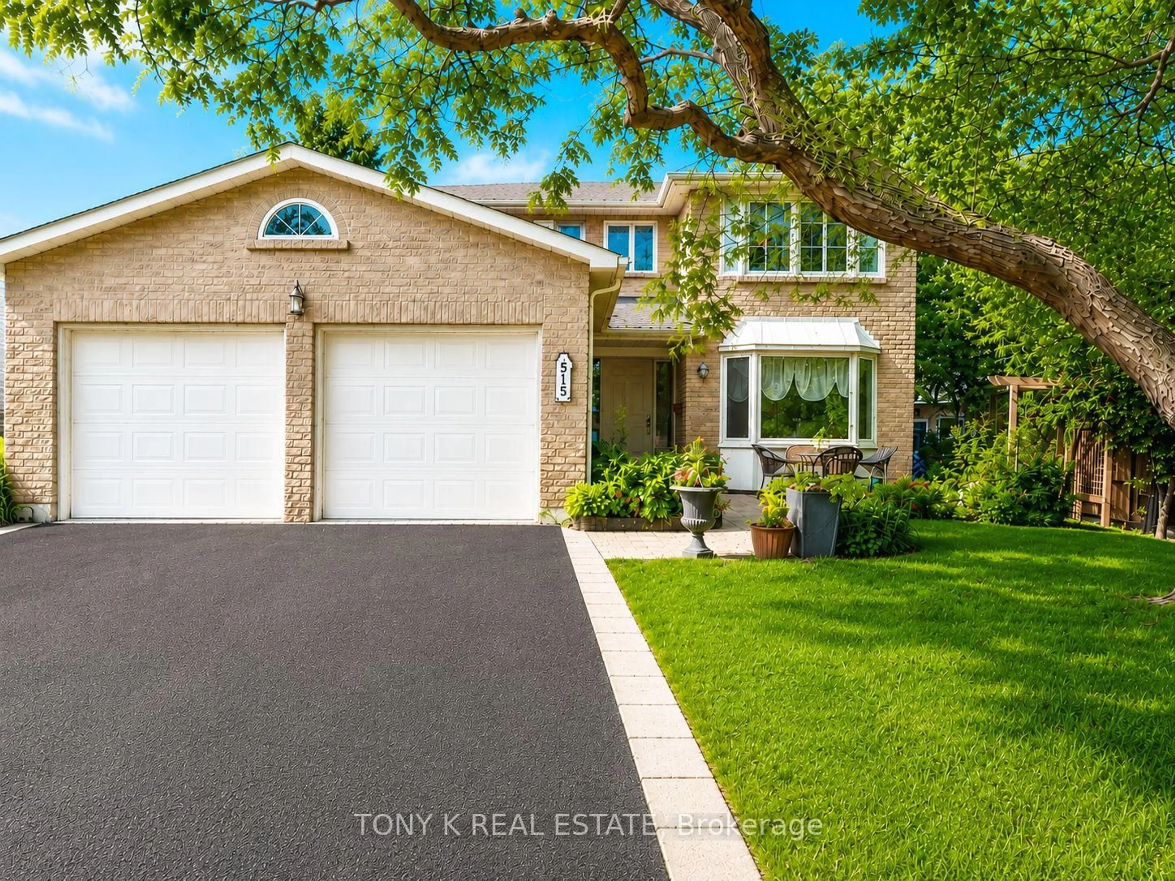 Home with vinyl exterior material, street for 515 London Rd, Newmarket Ontario L3Y 6E4