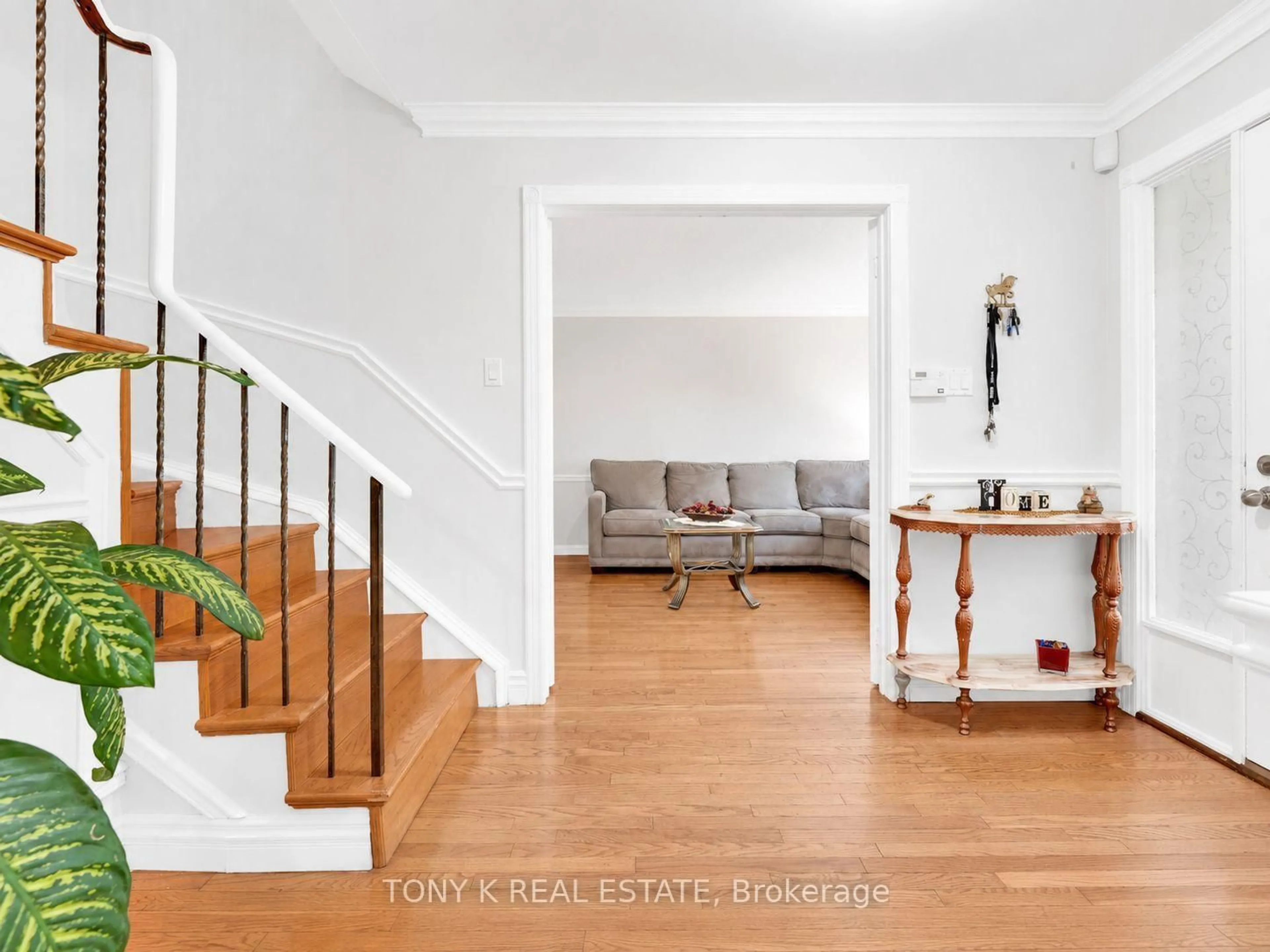 Indoor entryway for 515 London Rd, Newmarket Ontario L3Y 6E4