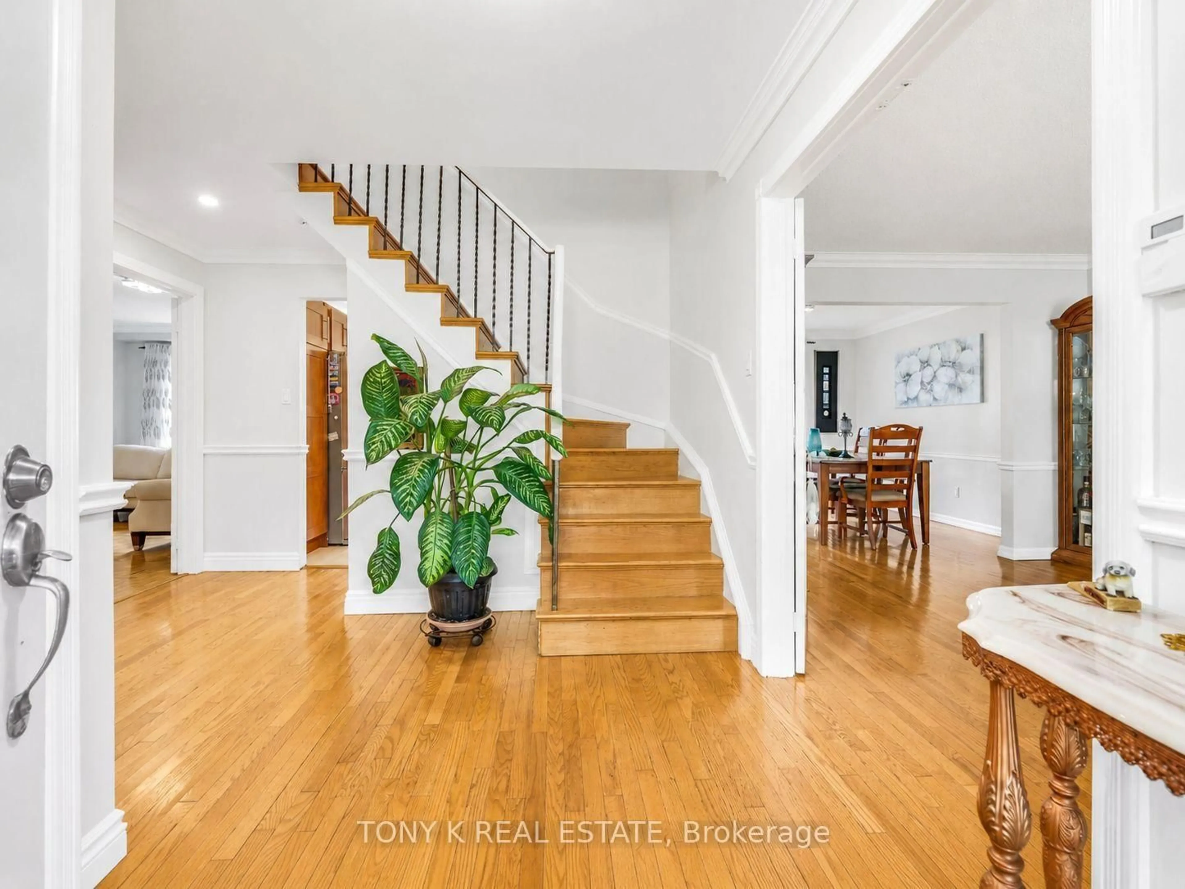 Indoor entryway for 515 London Rd, Newmarket Ontario L3Y 6E4