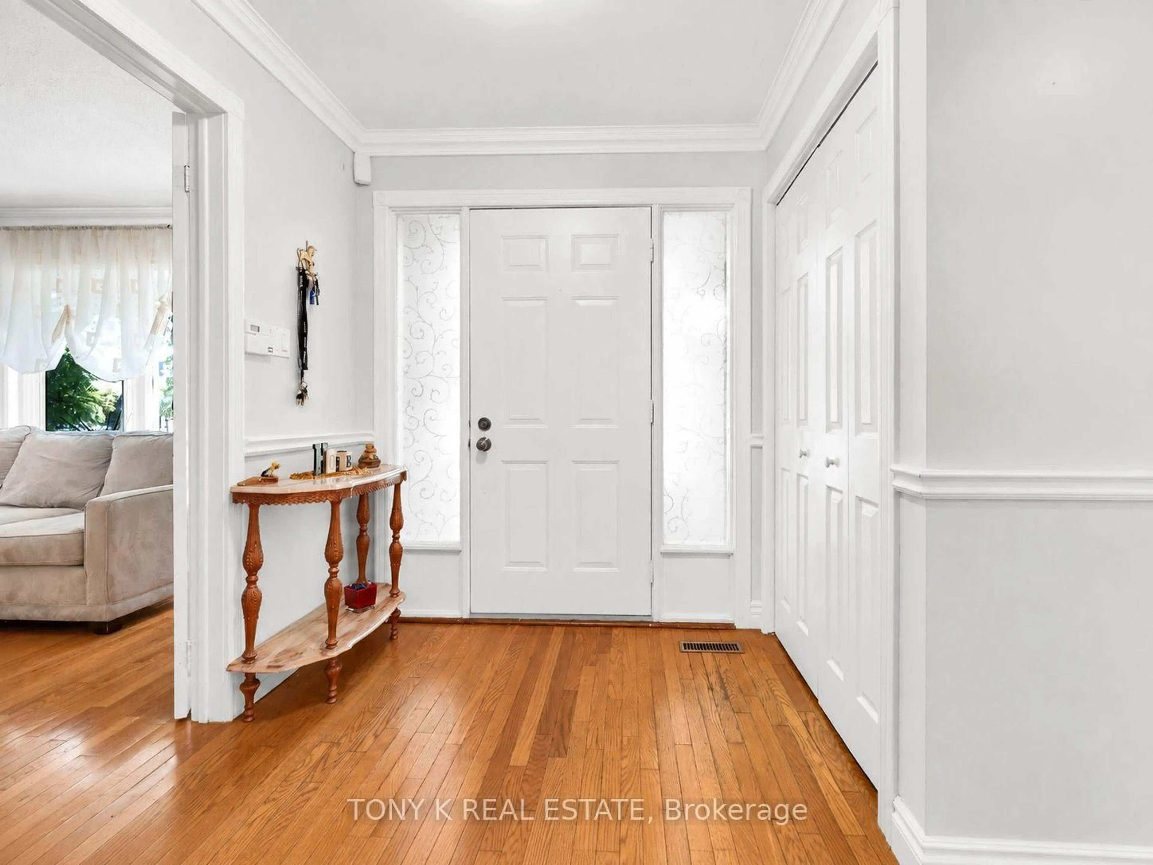 Indoor entryway for 515 London Rd, Newmarket Ontario L3Y 6E4