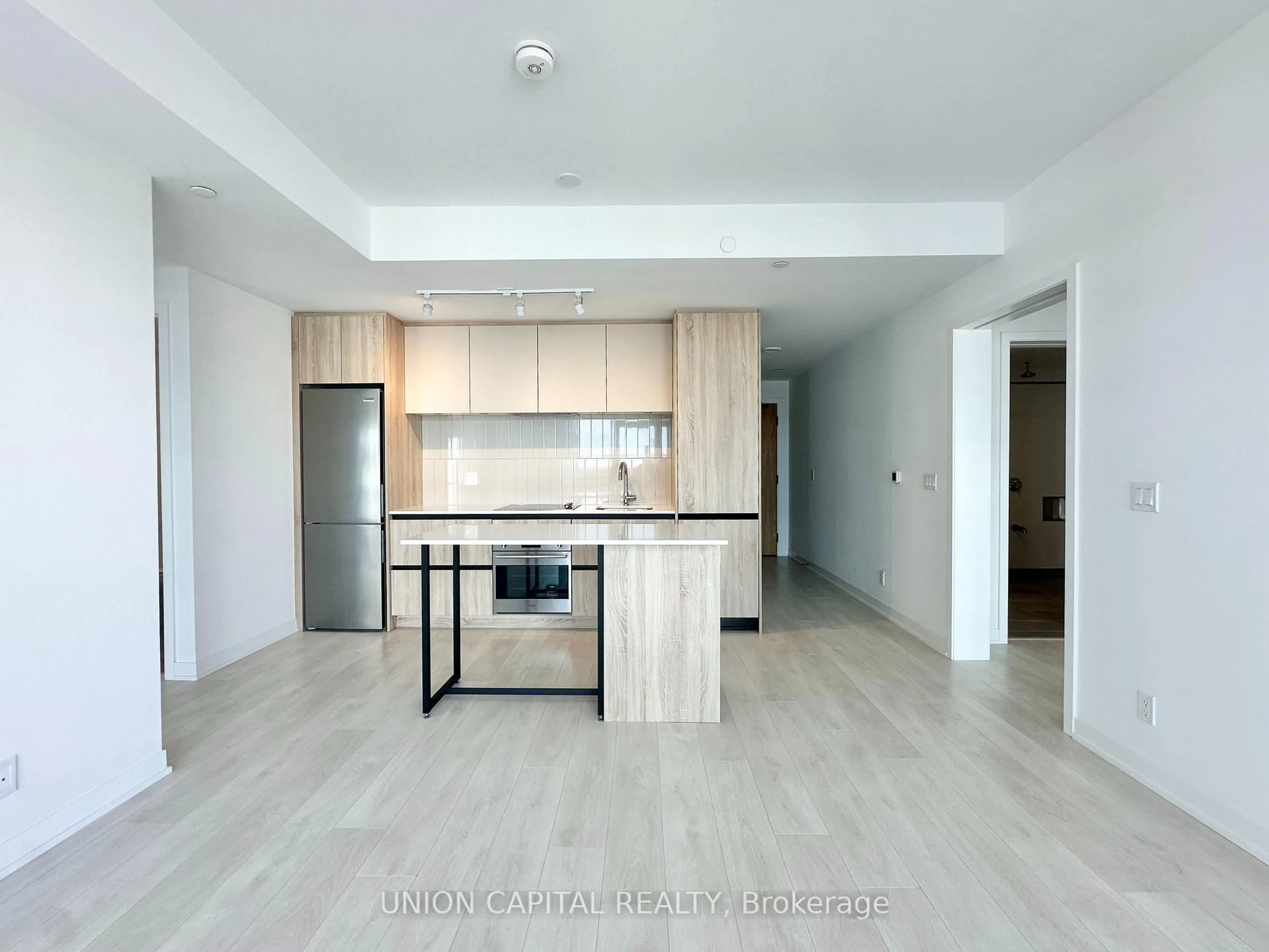 Open concept kitchen, wood/laminate floor for 7950 Bathurst St #1126, Vaughan Ontario L4J 0L4
