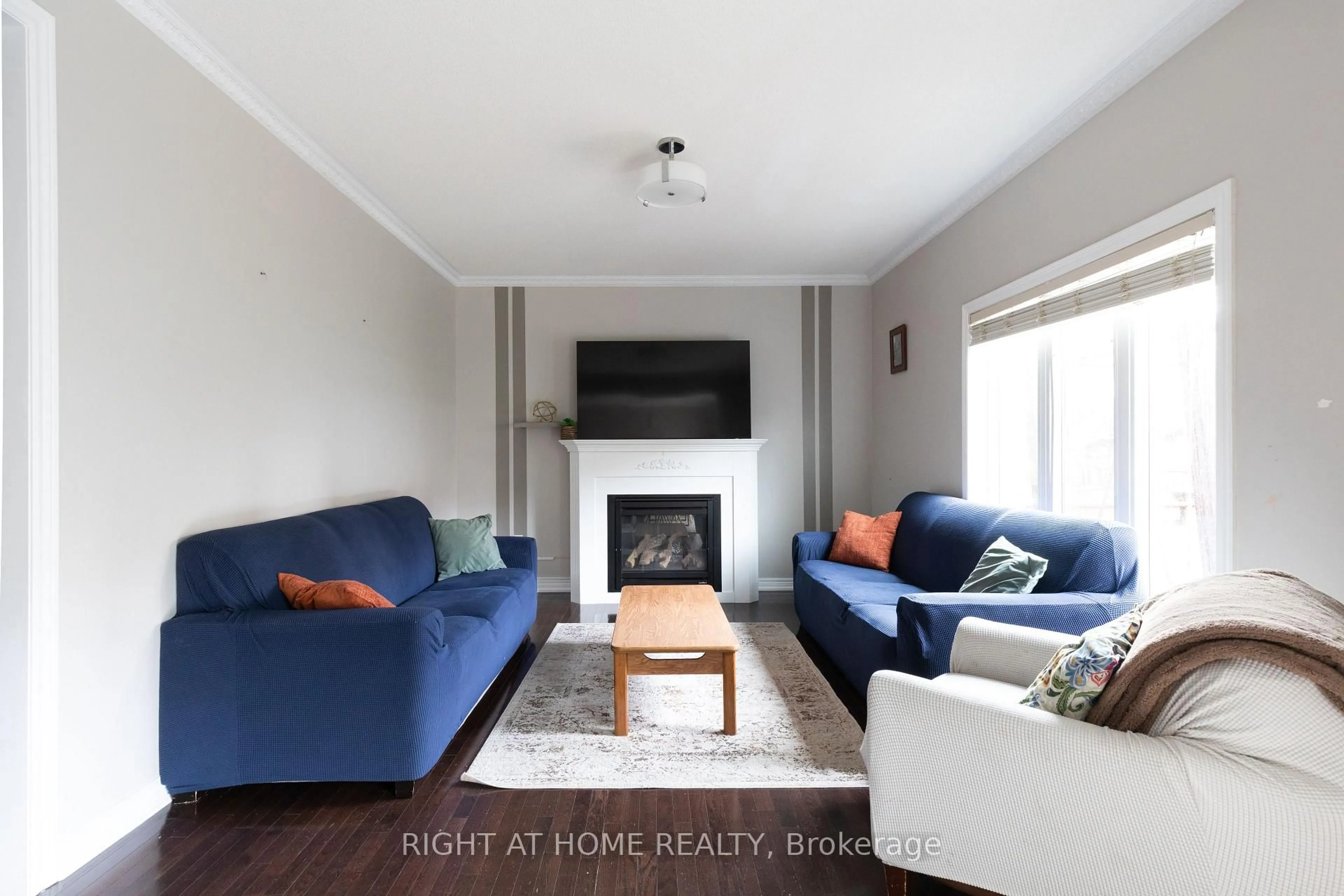 Living room with furniture, unknown for 182 Maurier Blvd, Vaughan Ontario L6A 0V2