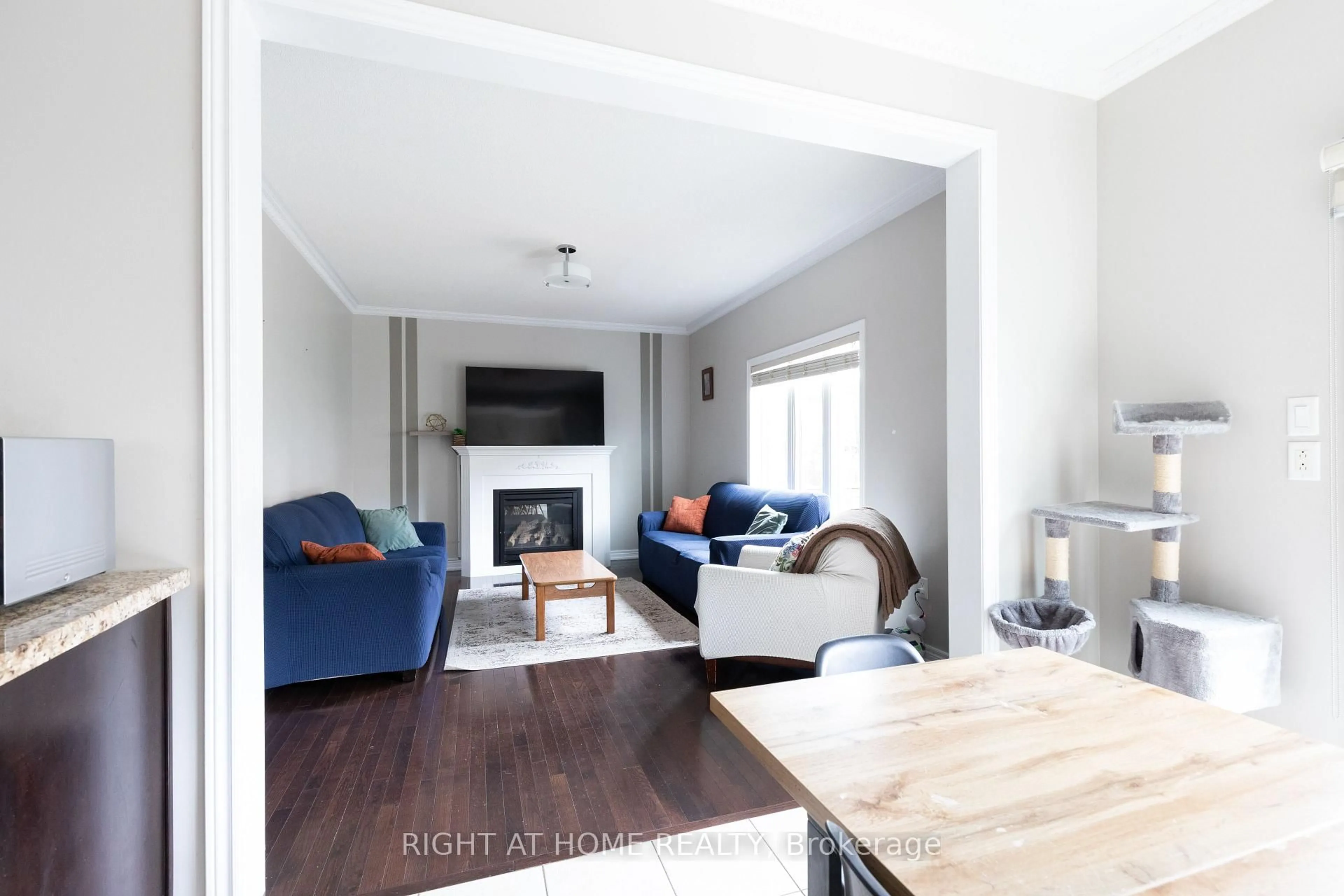 Living room with furniture, wood/laminate floor for 182 Maurier Blvd, Vaughan Ontario L6A 0V2