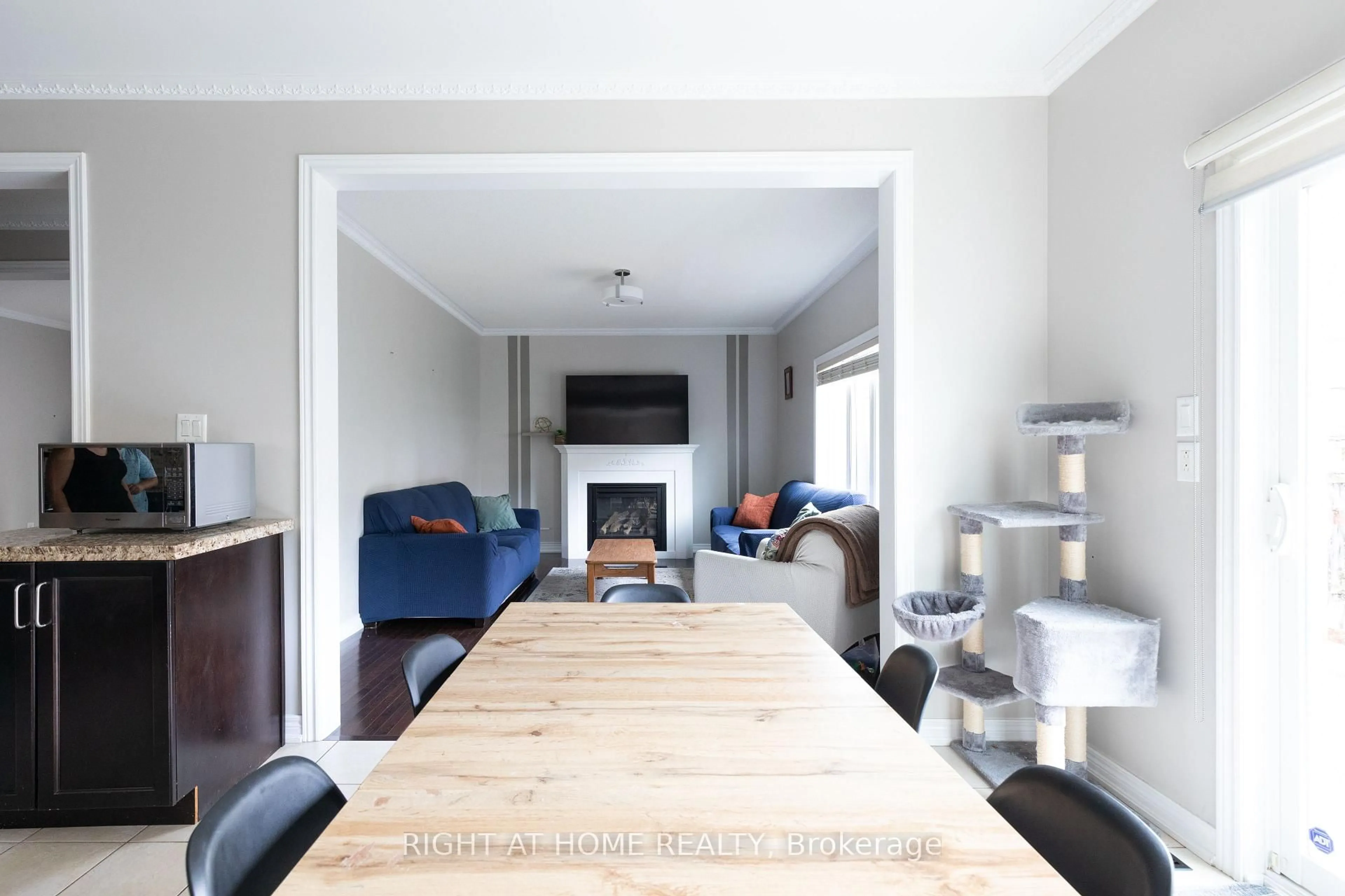 Living room with furniture, wood/laminate floor for 182 Maurier Blvd, Vaughan Ontario L6A 0V2