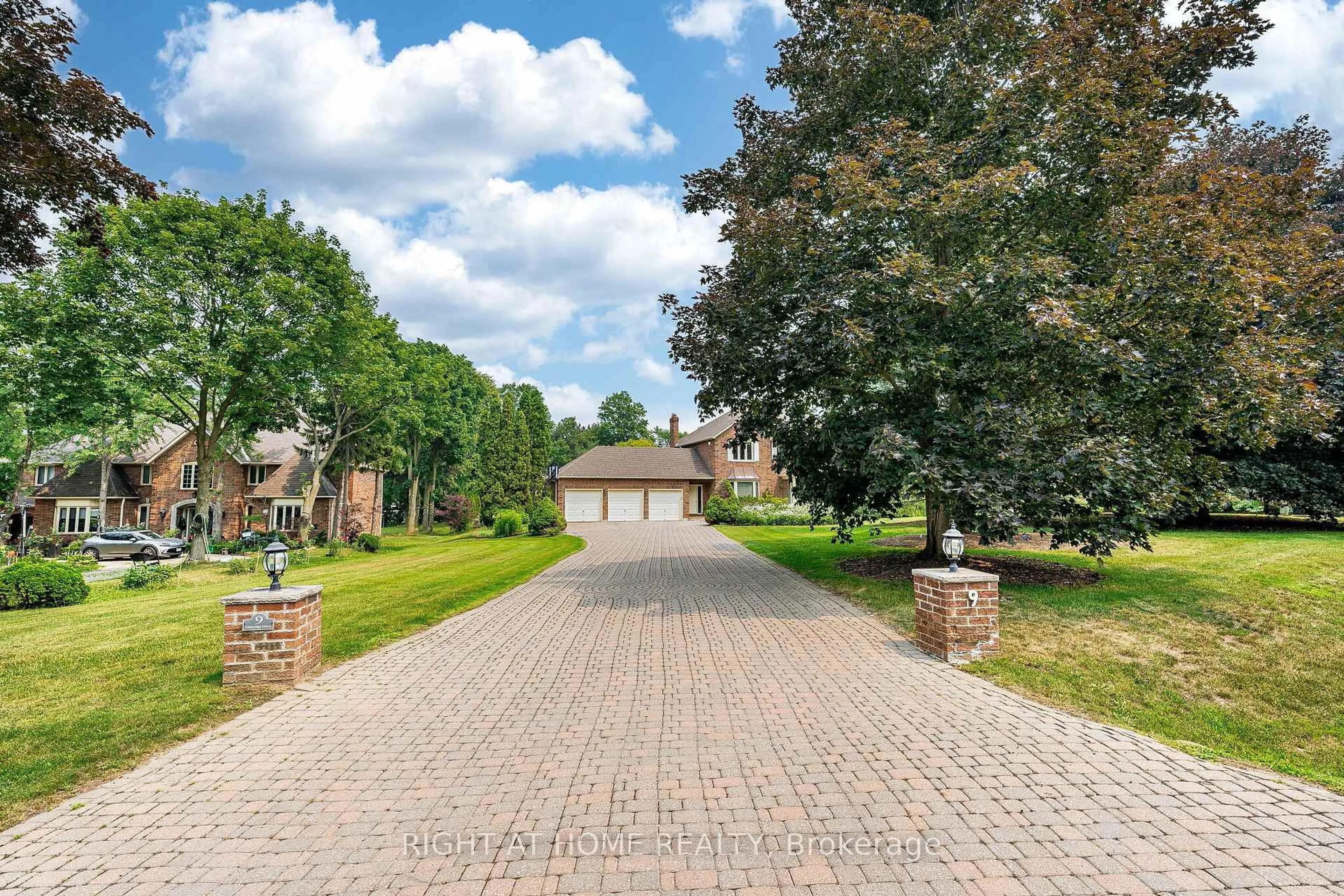 A pic from outside/outdoor area/front of a property/back of a property/a pic from drone, street for 9 Glenridge Dr, Markham Ontario L6C 1A2
