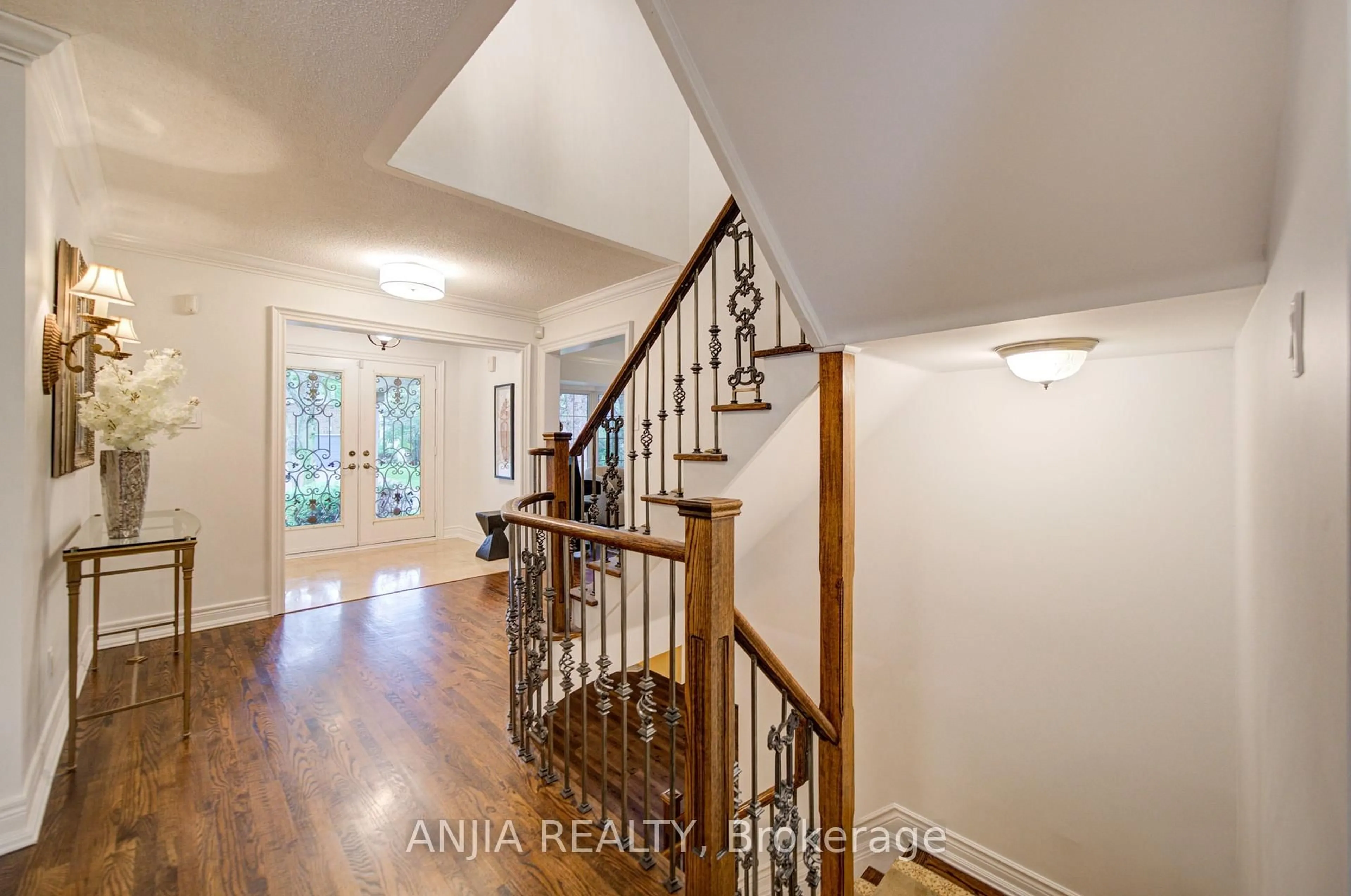 Indoor entryway for 140 Reeve Dr, Markham Ontario L3P 6C6