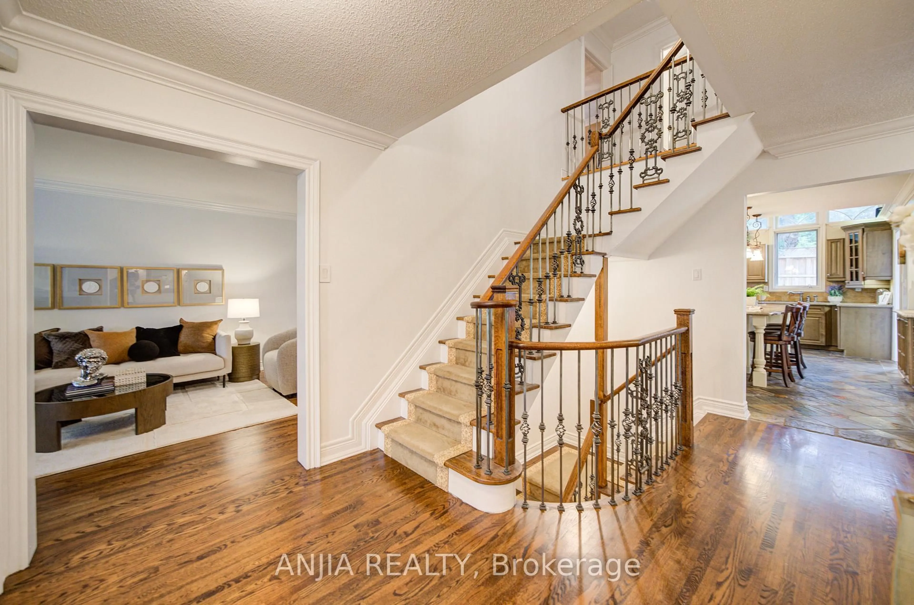 Indoor entryway for 140 Reeve Dr, Markham Ontario L3P 6C6