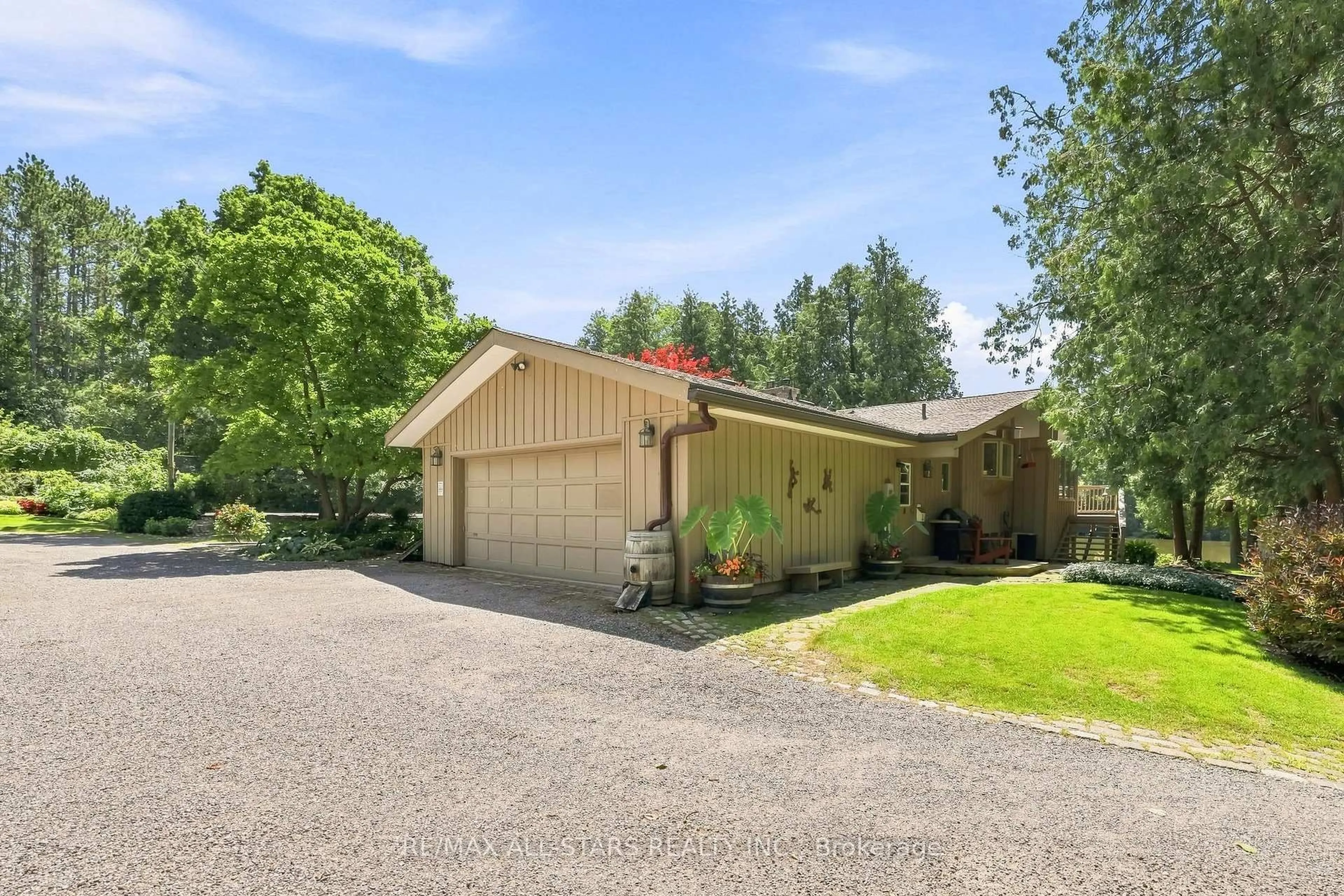 Indoor garage for 46 Sawmill Lane, Whitchurch-Stouffville Ontario L0H 1G0