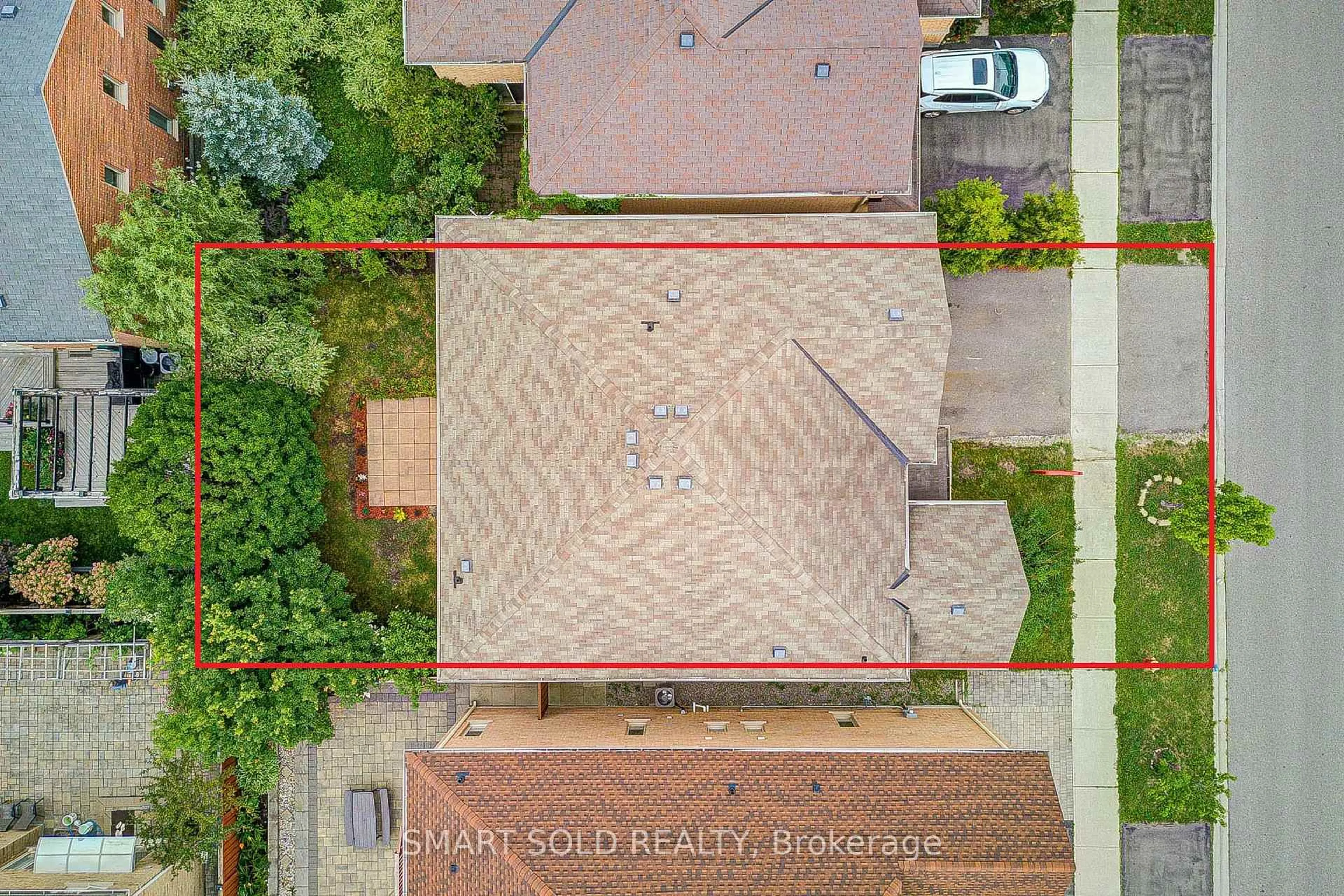 A pic from outside/outdoor area/front of a property/back of a property/a pic from drone, street for 47 Township Ave, Richmond Hill Ontario L4E 0J8