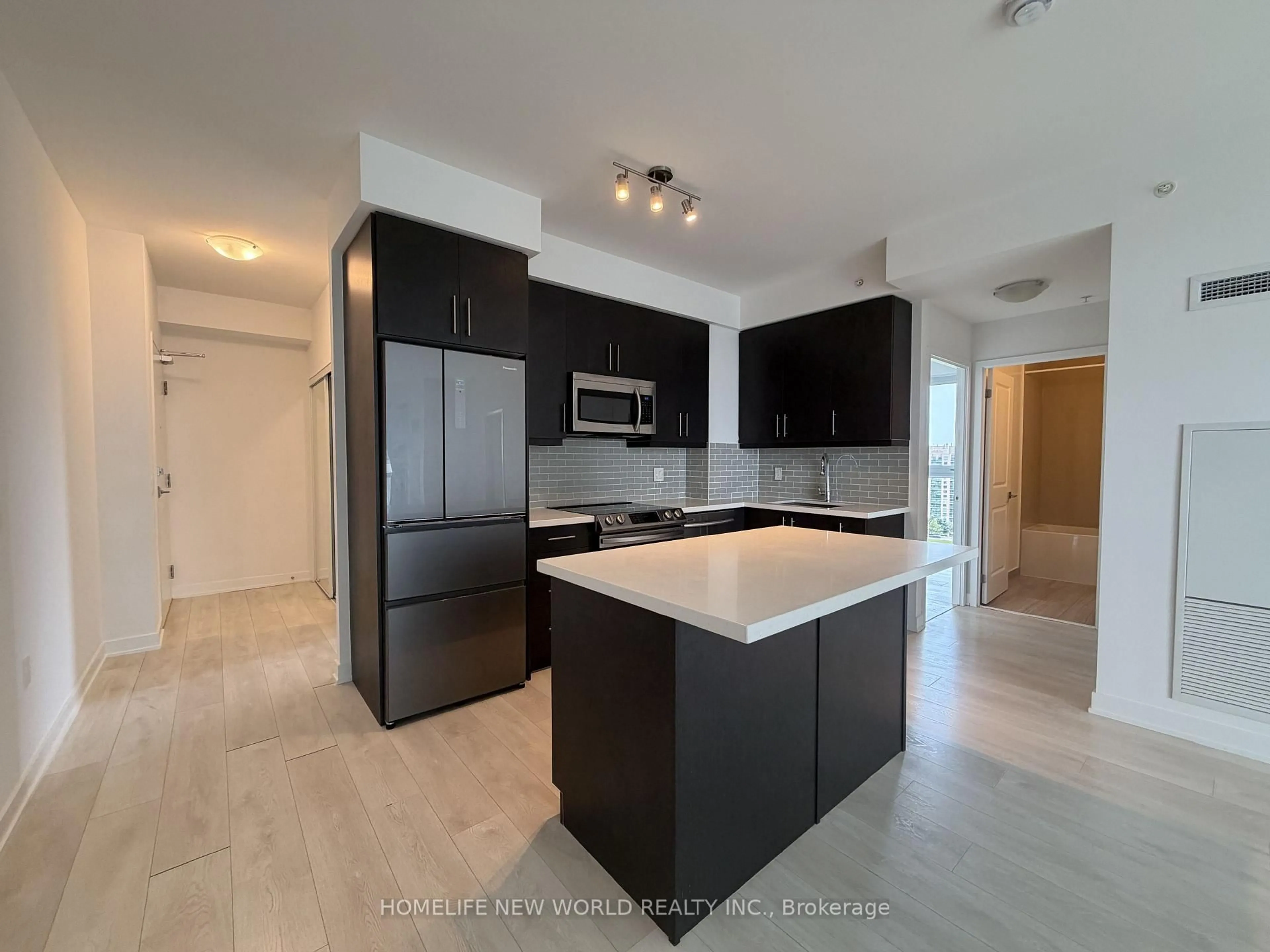 Open concept kitchen, ceramic/tile floor for 75 Oneida Cres #1210, Richmond Hill Ontario L4B 0H3