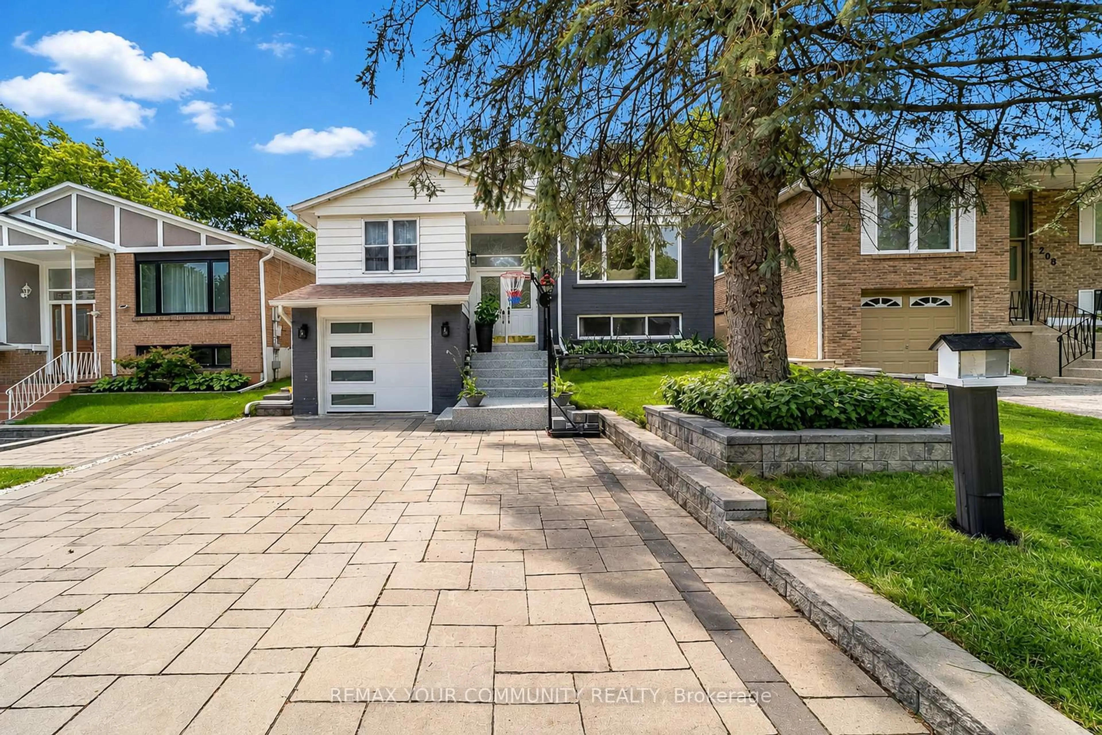 Home with brick exterior material, street for 210 Currey Cres, Newmarket Ontario L3Y 5M9