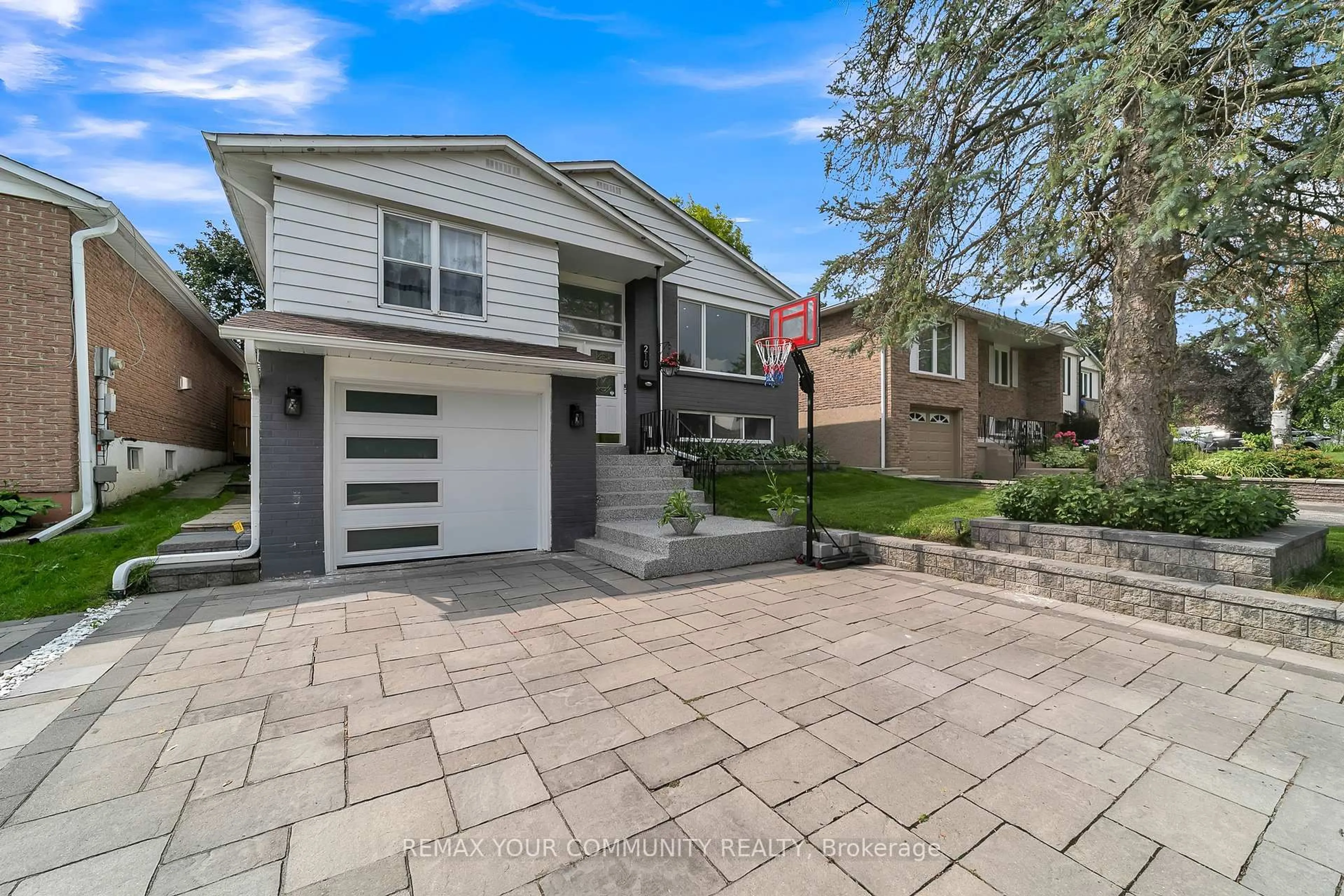 Home with vinyl exterior material, street for 210 Currey Cres, Newmarket Ontario L3Y 5M9