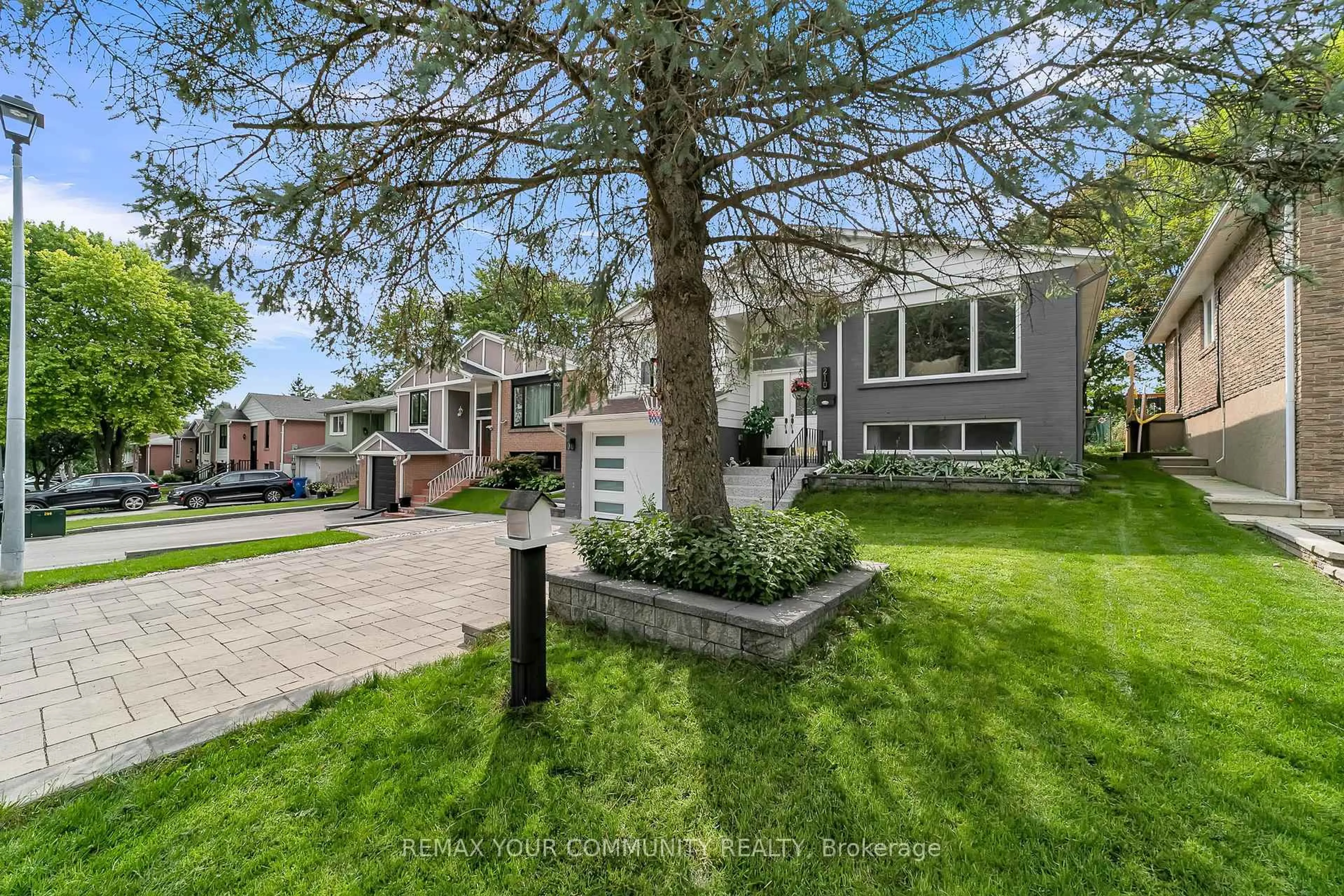 Home with brick exterior material, street for 210 Currey Cres, Newmarket Ontario L3Y 5M9