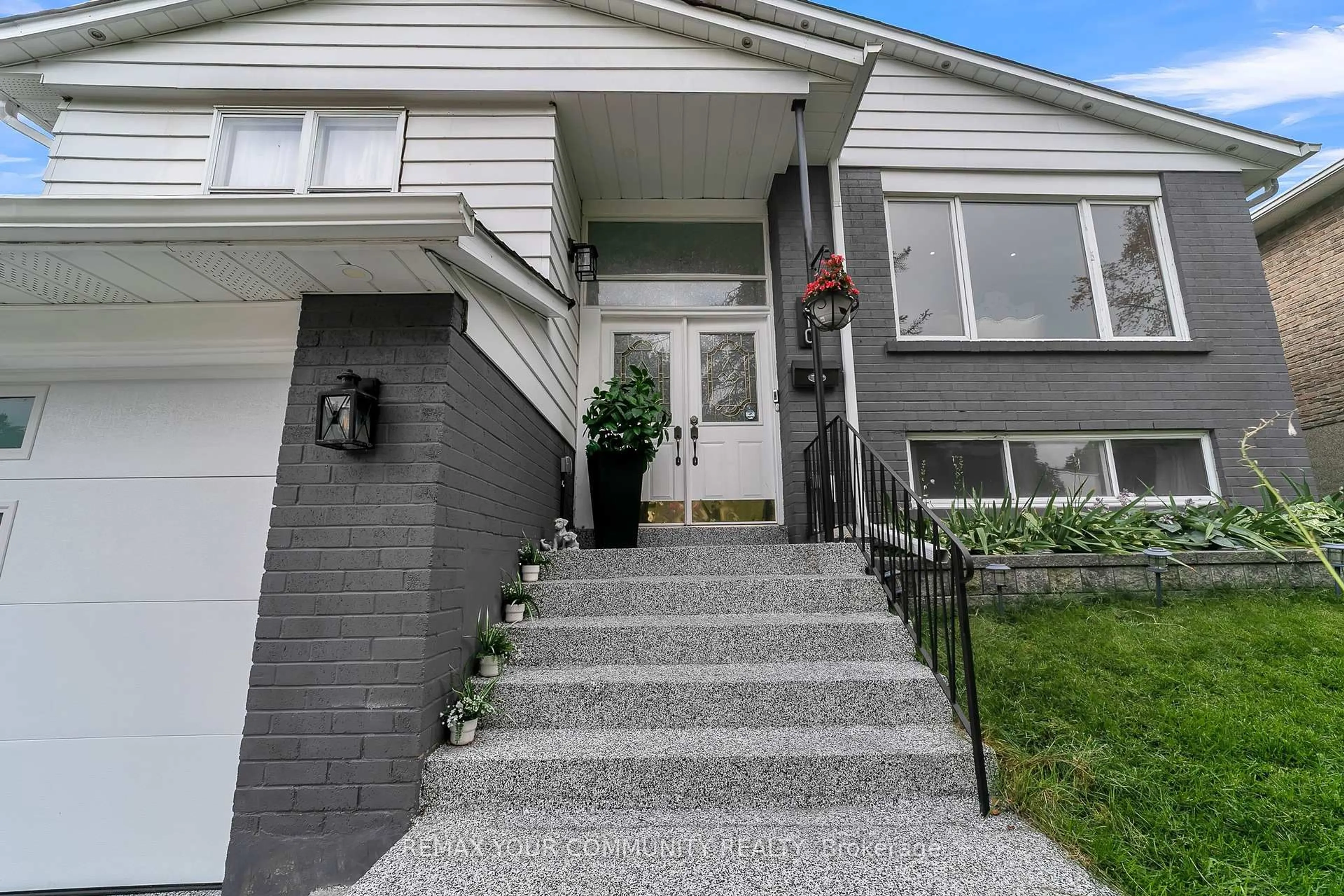 Home with vinyl exterior material, street for 210 Currey Cres, Newmarket Ontario L3Y 5M9