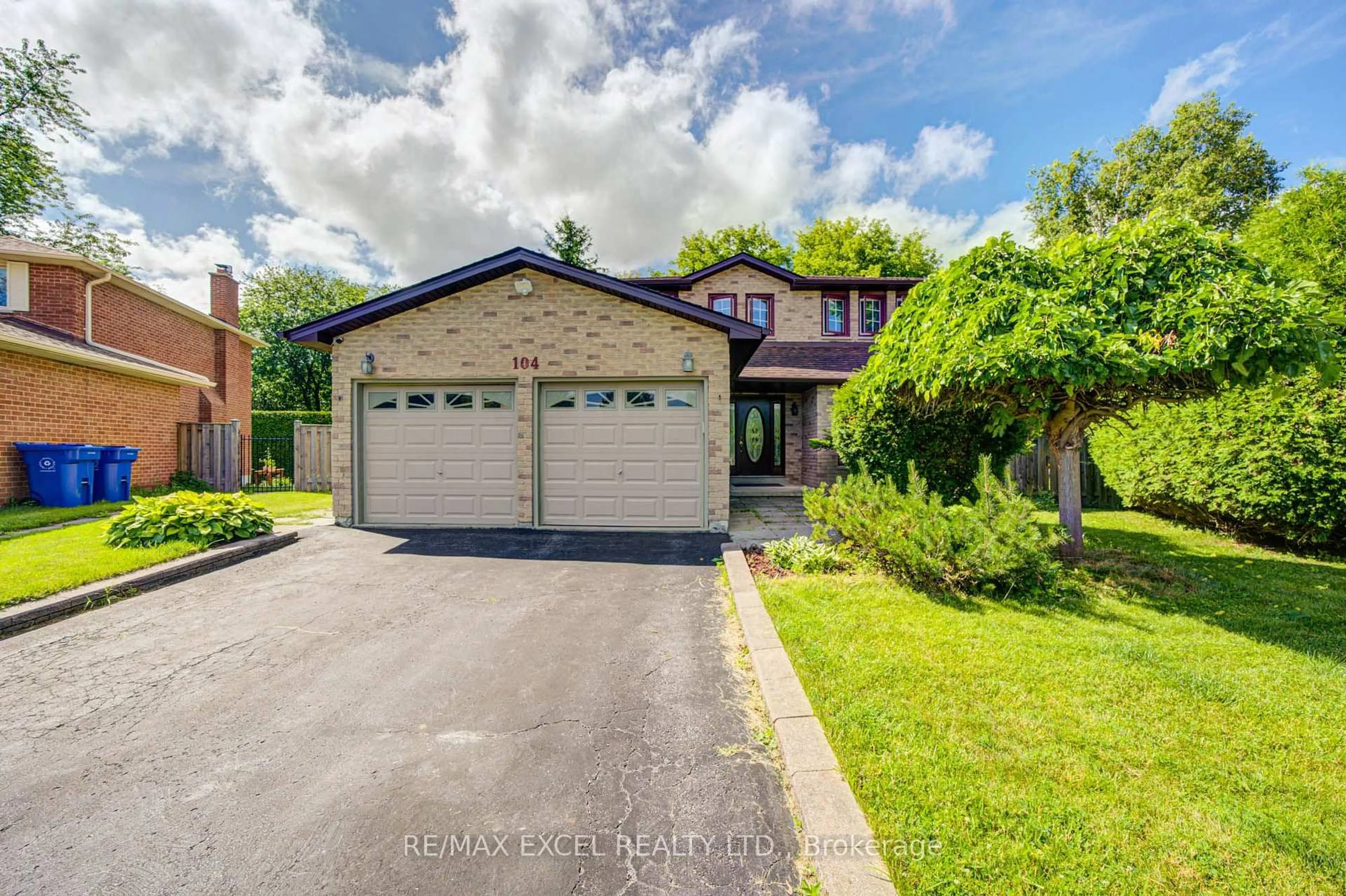 Home with brick exterior material, street for 104 Lambeth Crt, Newmarket Ontario L3Y 6S1