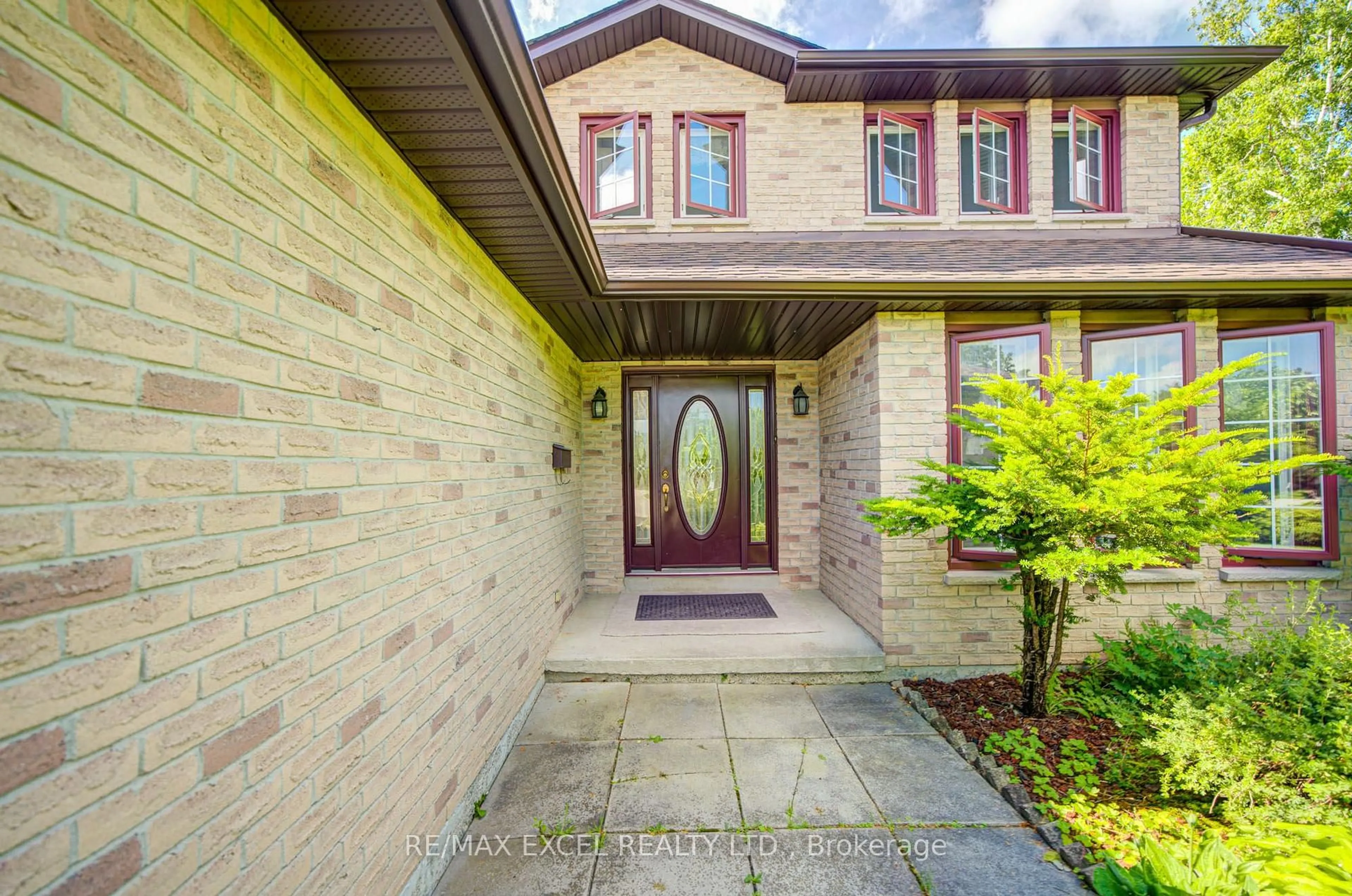 Home with brick exterior material, street for 104 Lambeth Crt, Newmarket Ontario L3Y 6S1