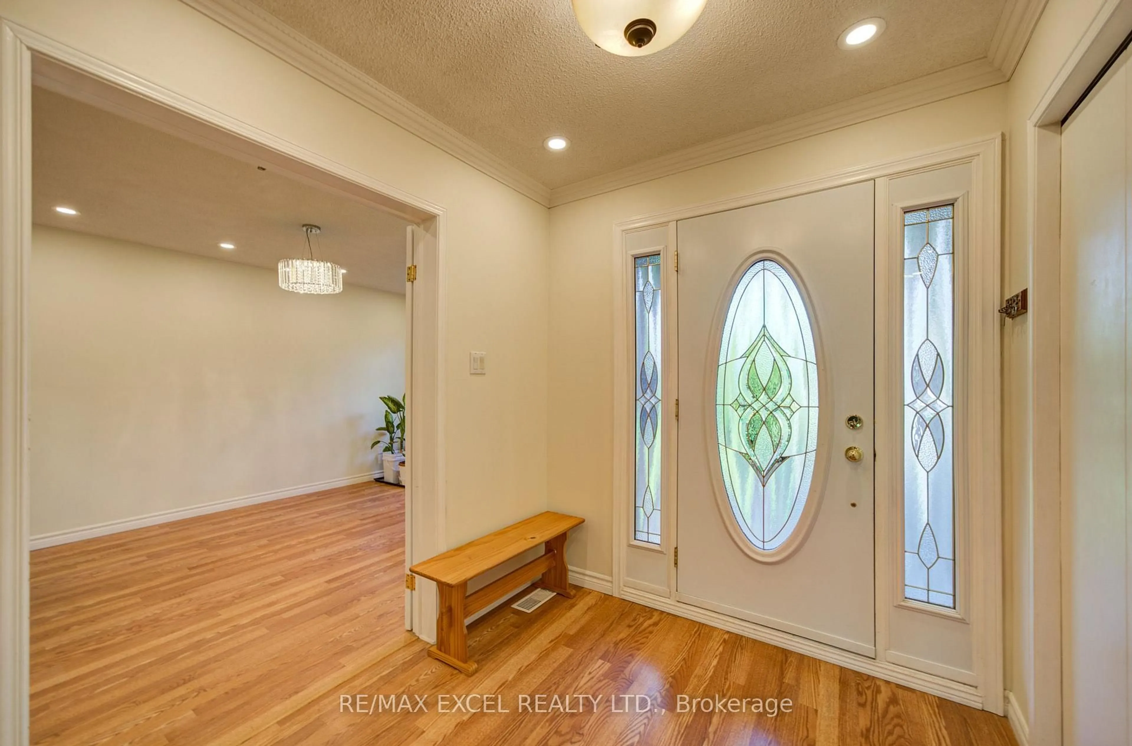 Indoor entryway for 104 Lambeth Crt, Newmarket Ontario L3Y 6S1
