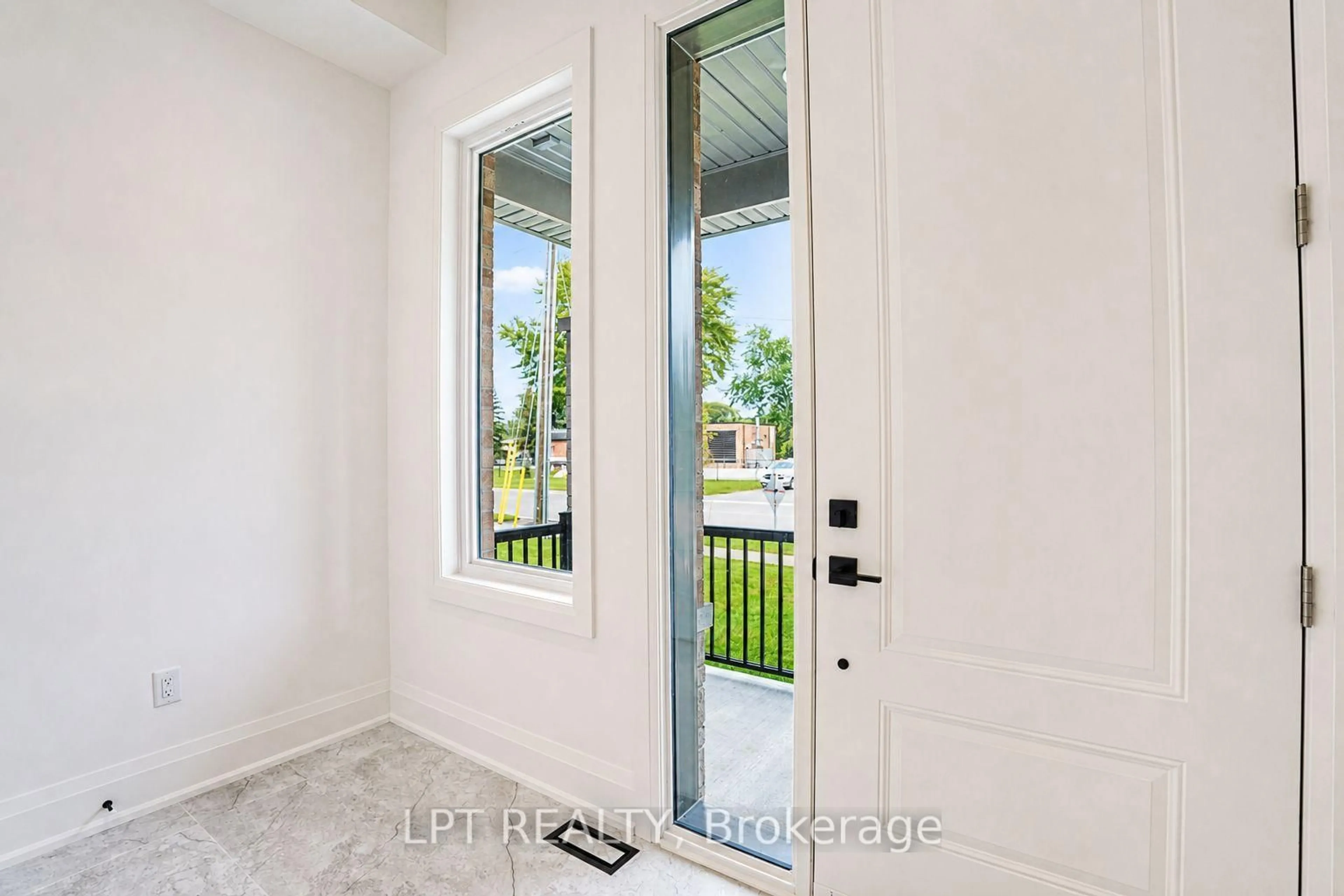 Indoor entryway for 3 Richmond Park Dr, Georgina Ontario L4P 0H2