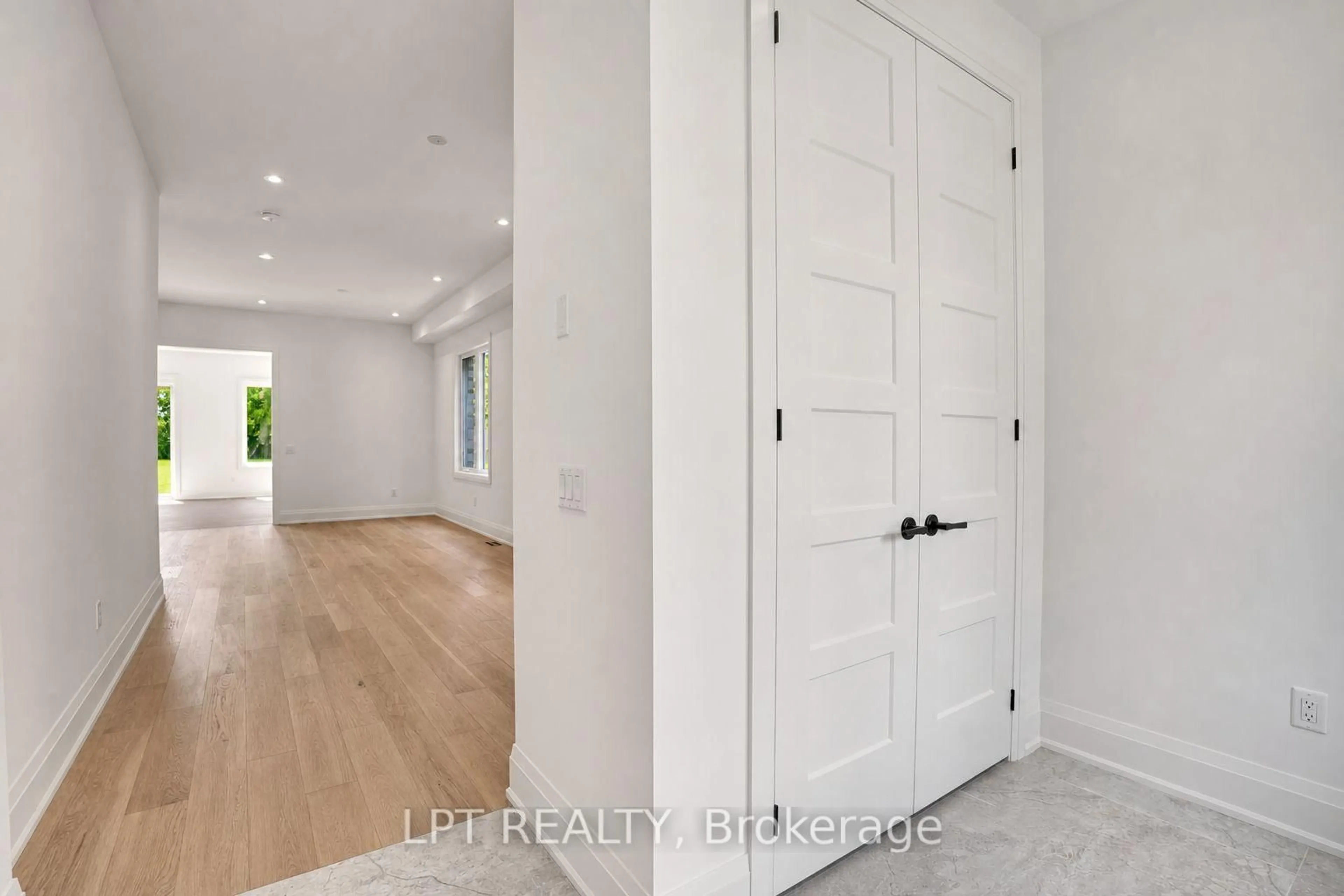 Indoor entryway for 3 Richmond Park Dr, Georgina Ontario L4P 0H2