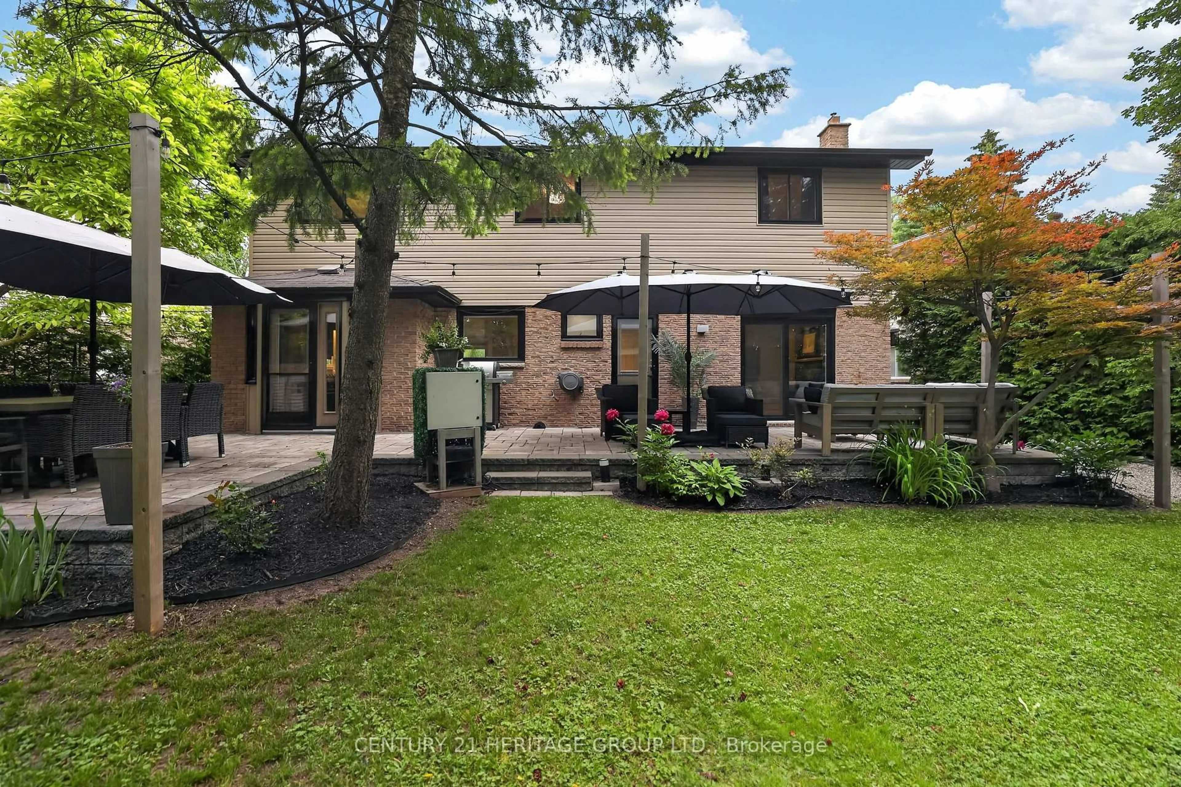 Patio, street for 28 Innis Cres, Richmond Hill Ontario L4C 5K2