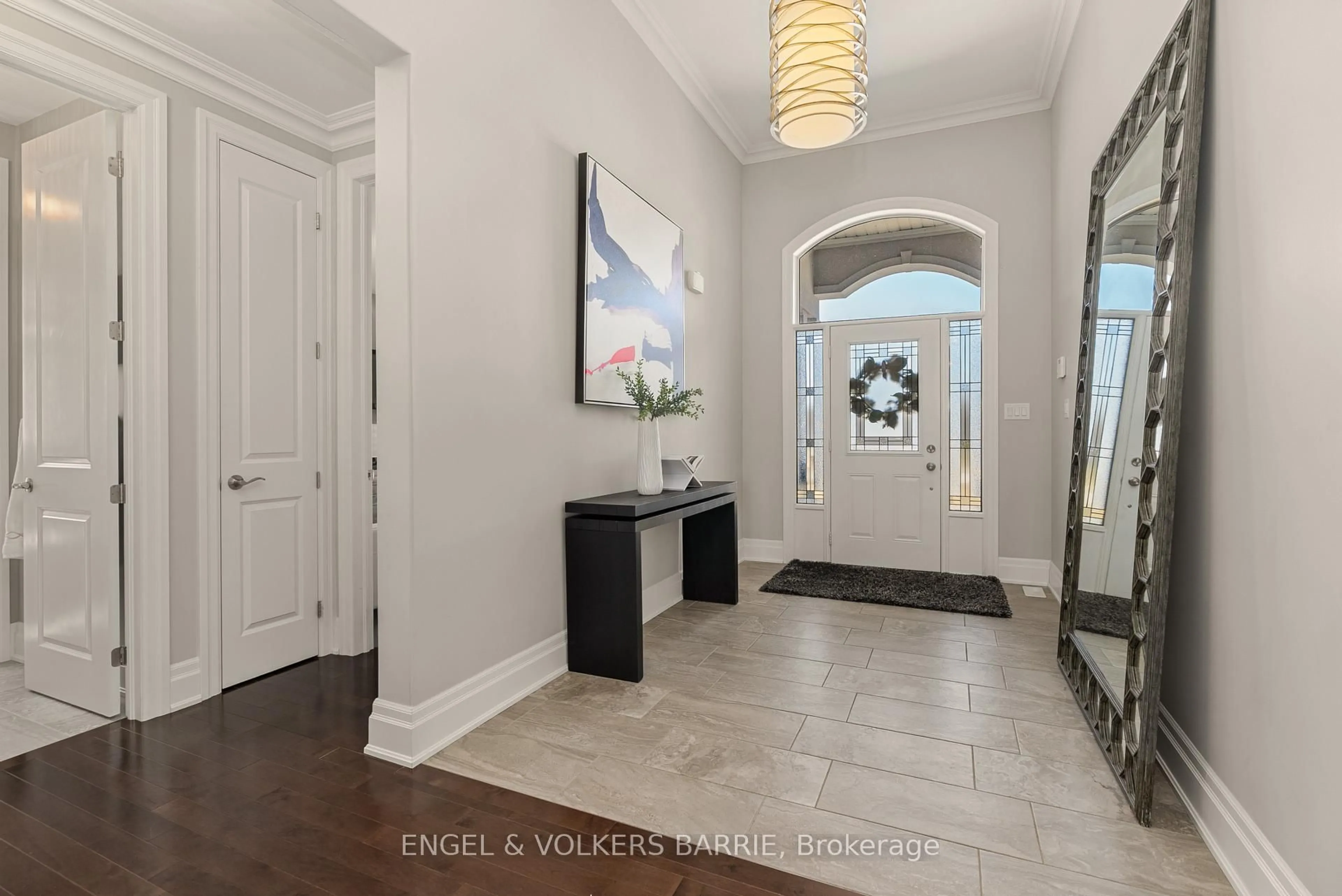 Indoor entryway for 327 Sunnybrae Ave, Innisfil Ontario L9S 0K9