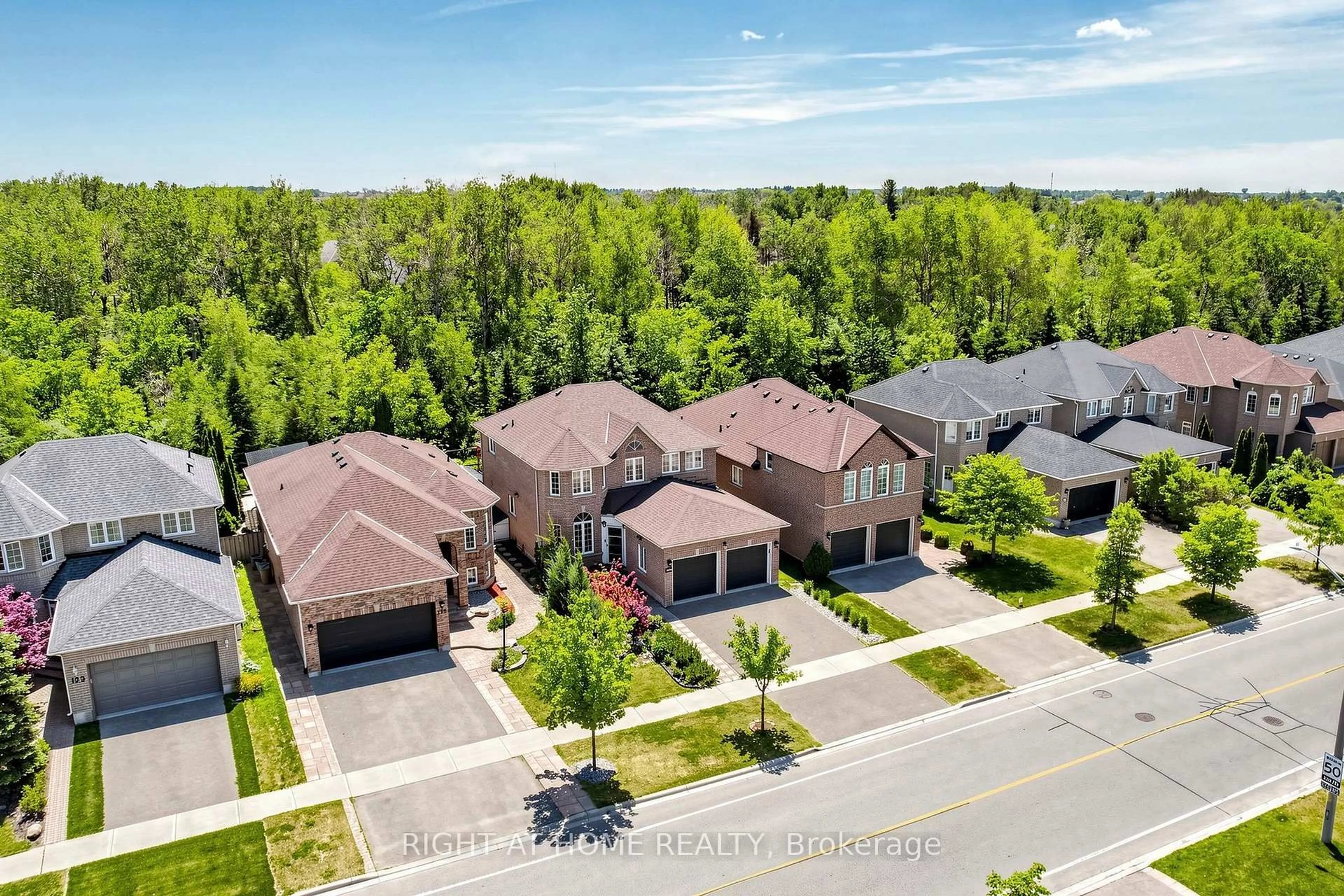 A pic from outside/outdoor area/front of a property/back of a property/a pic from drone, street for 127 Humberland Dr, Richmond Hill Ontario L4E 3Y7