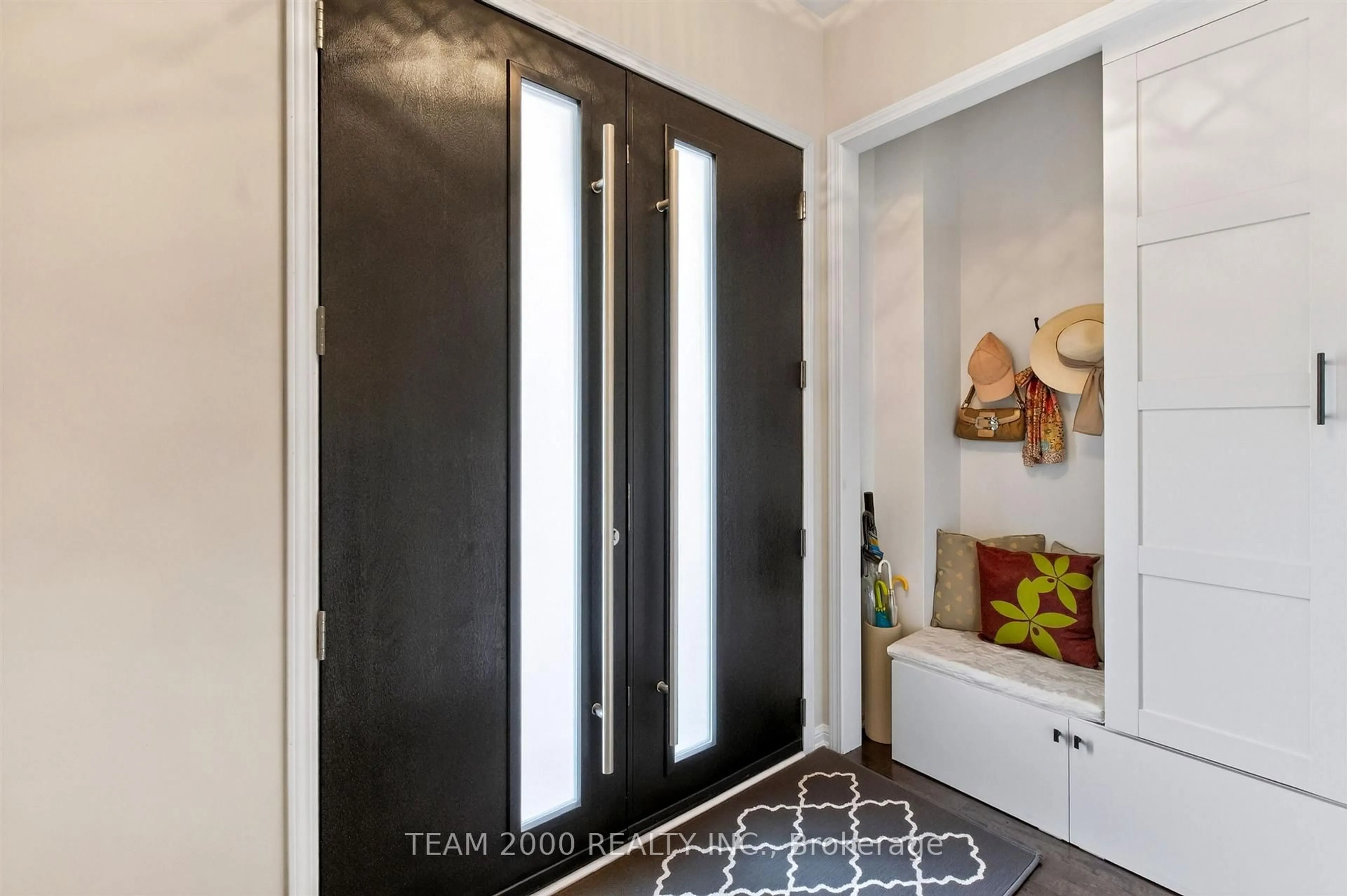 Indoor entryway for 347 Carlissa Ru, Newmarket Ontario L3X 3J9