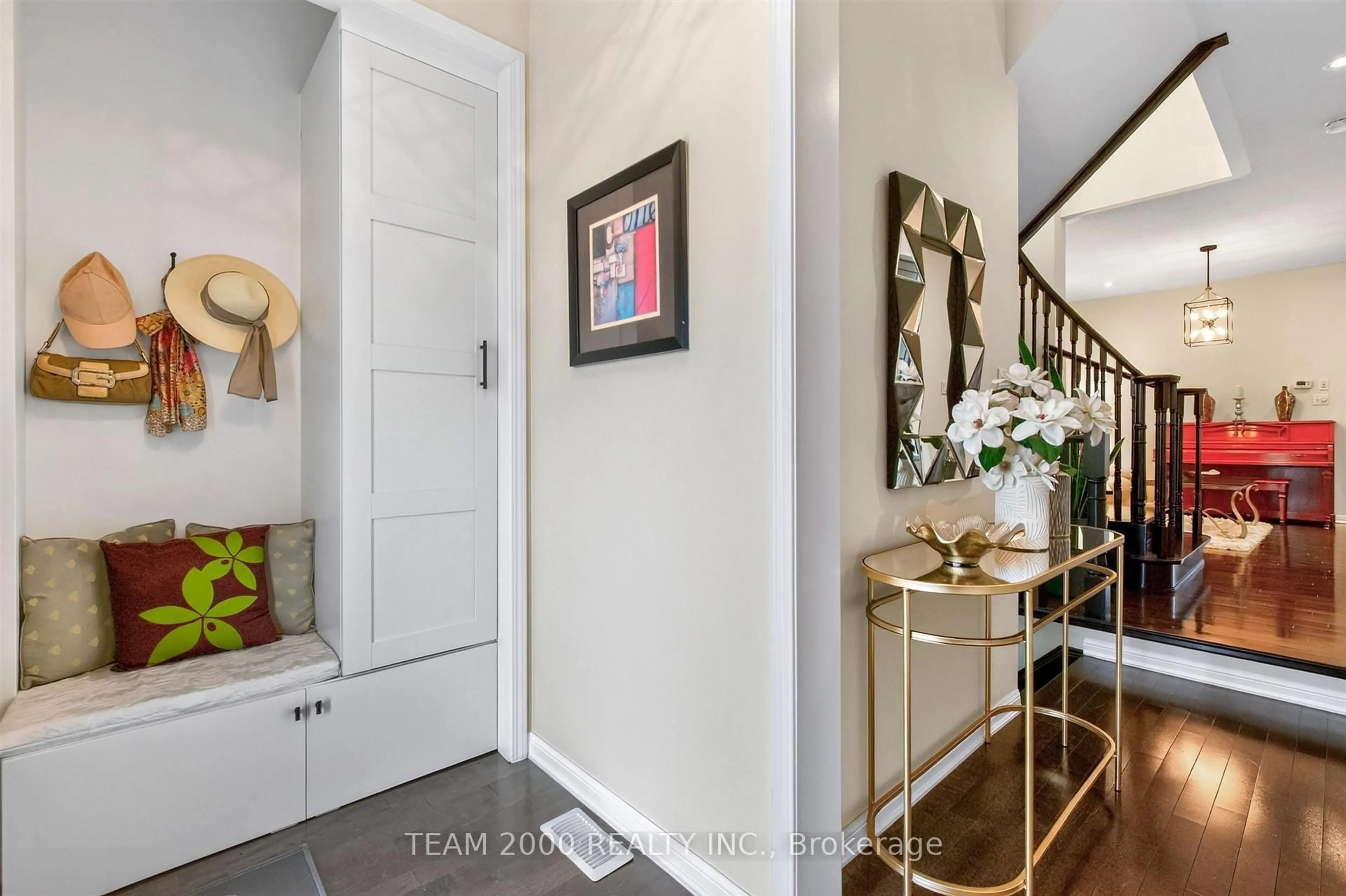 Indoor entryway for 347 Carlissa Ru, Newmarket Ontario L3X 3J9