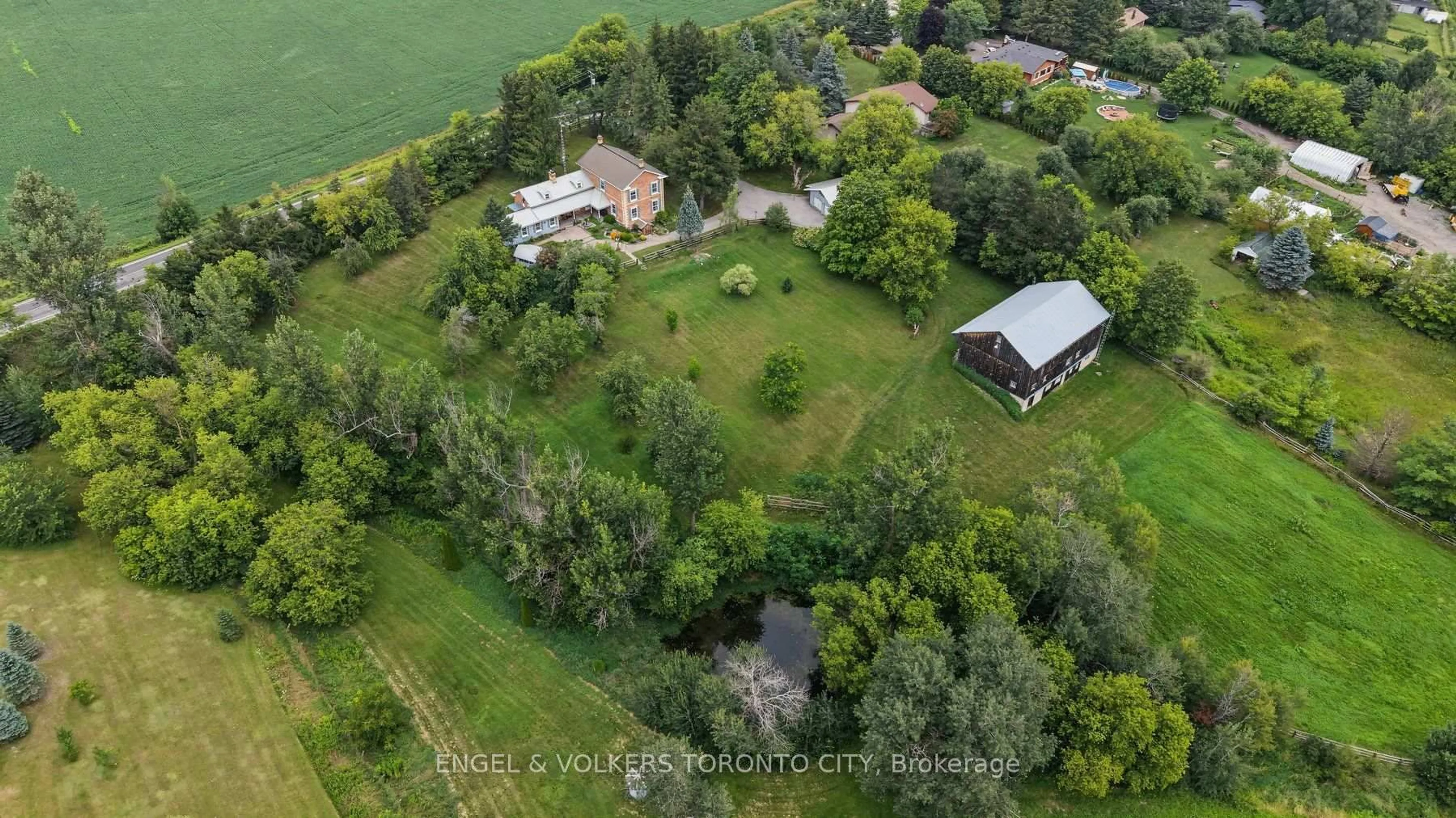 A pic from outside/outdoor area/front of a property/back of a property/a pic from drone, unknown for 4421 5th Line, Bradford West Gwillimbury Ontario L0G 1W0