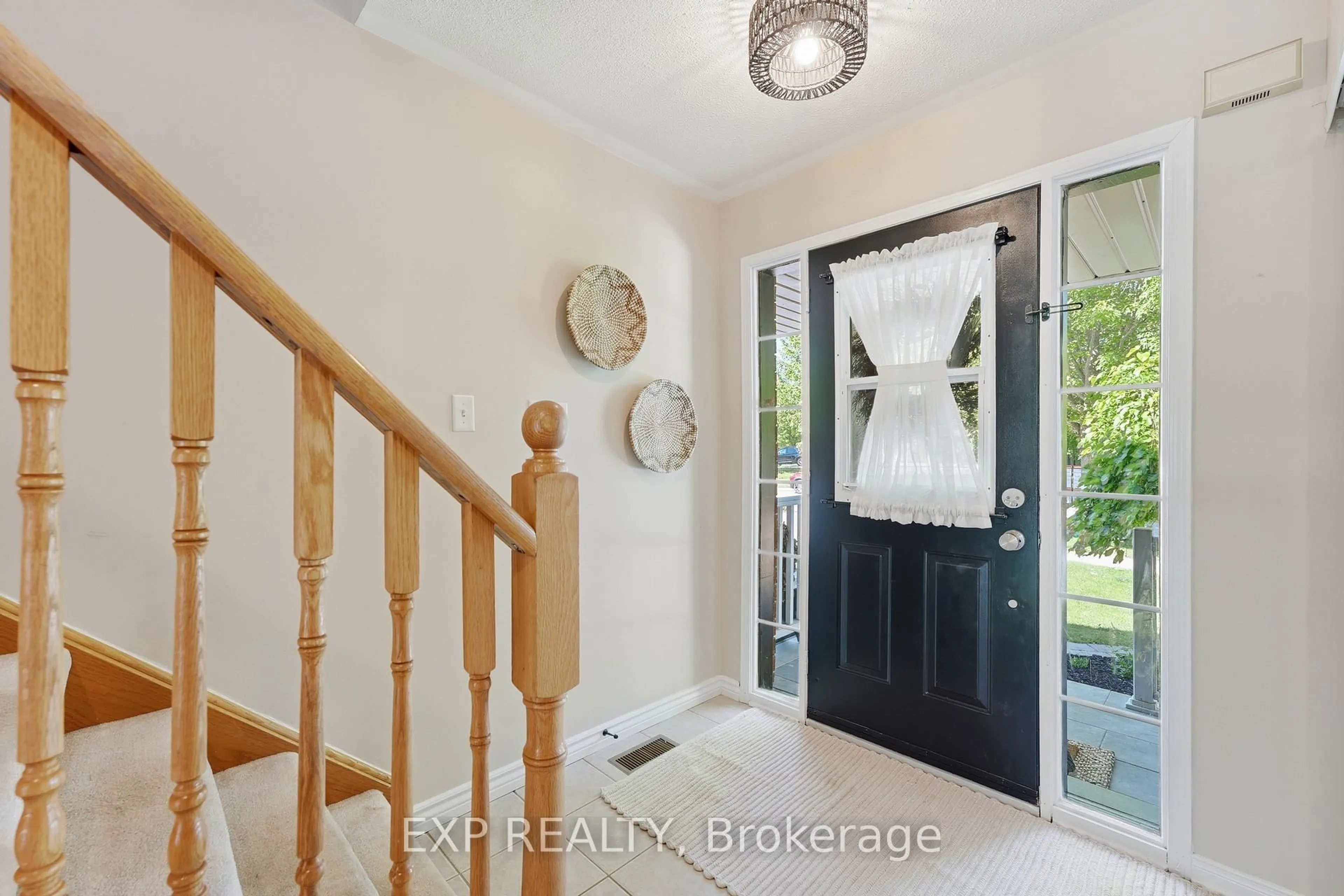 Indoor entryway for 3 Battenberg Crt, East Gwillimbury Ontario L0G 1M0