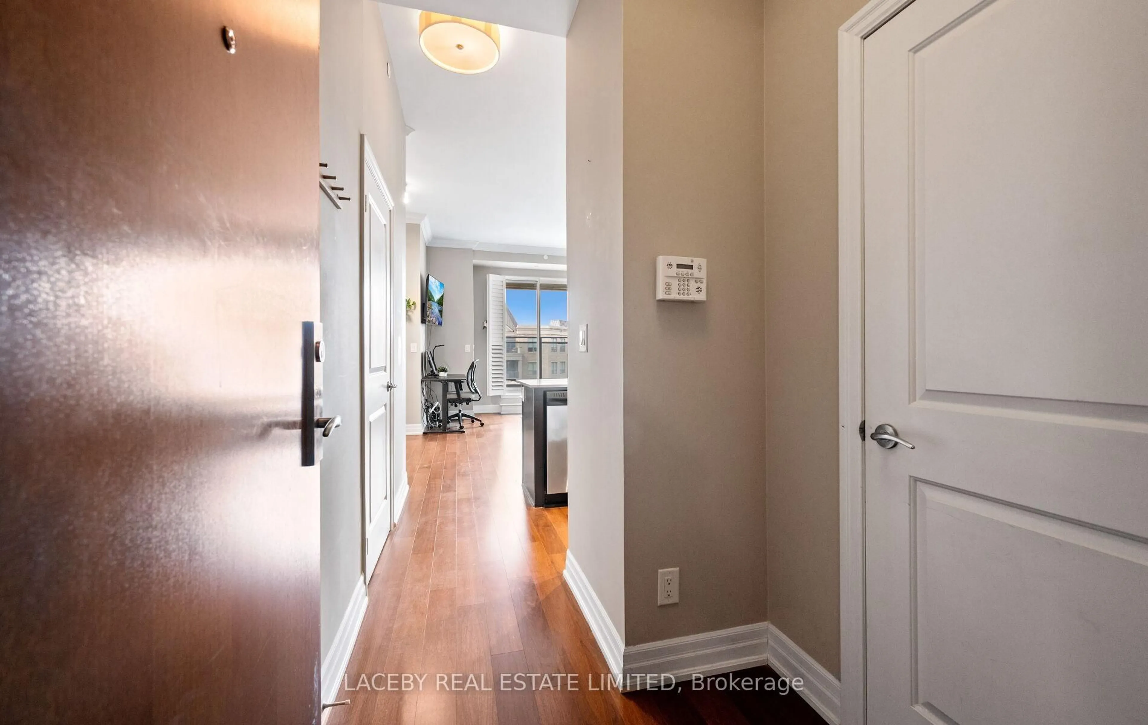 Indoor entryway for 111 Civic Square Gate #507, Aurora Ontario L4G 0S6