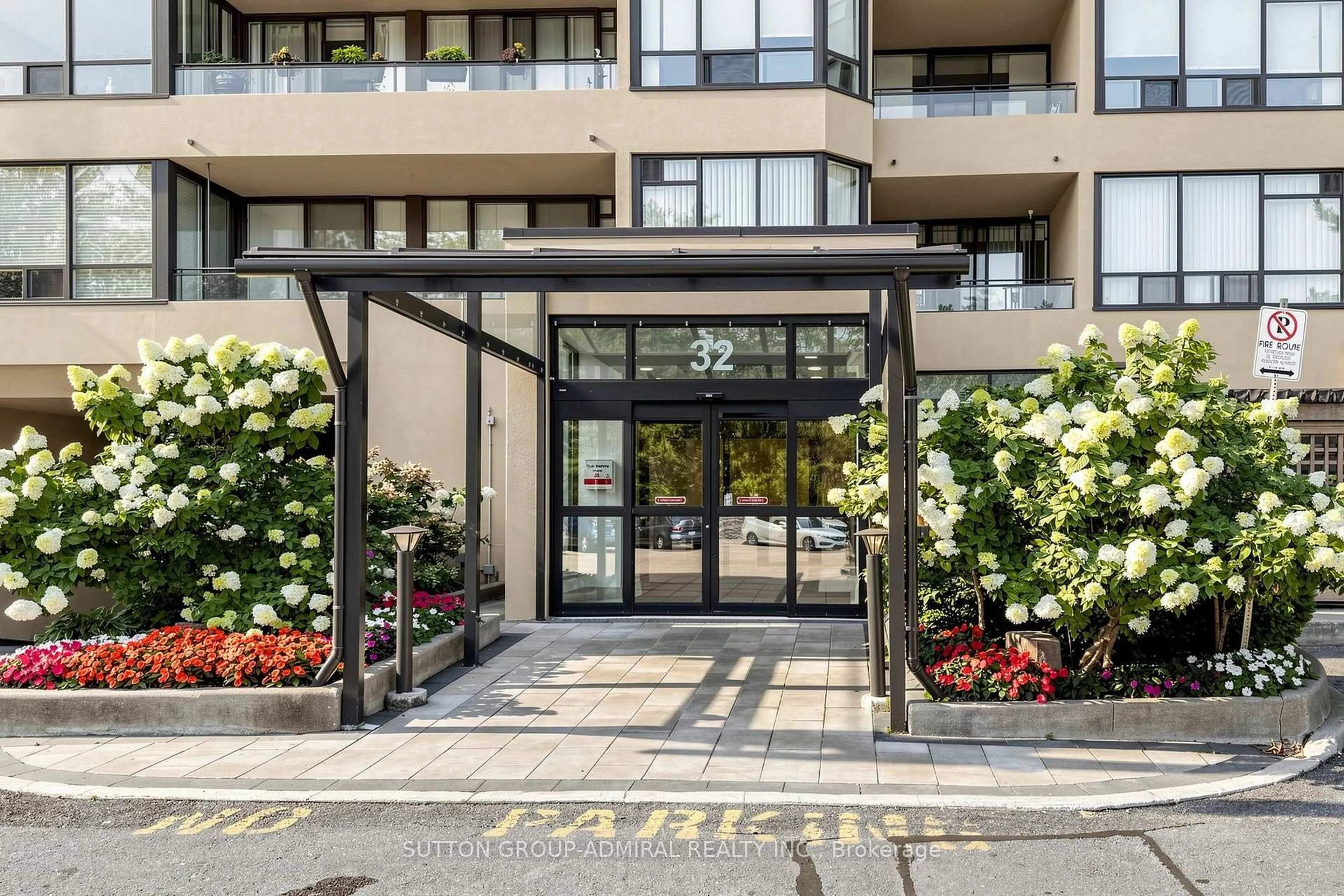 Indoor foyer for 32 Clarissa Dr #1516, Richmond Hill Ontario L4C 9R7