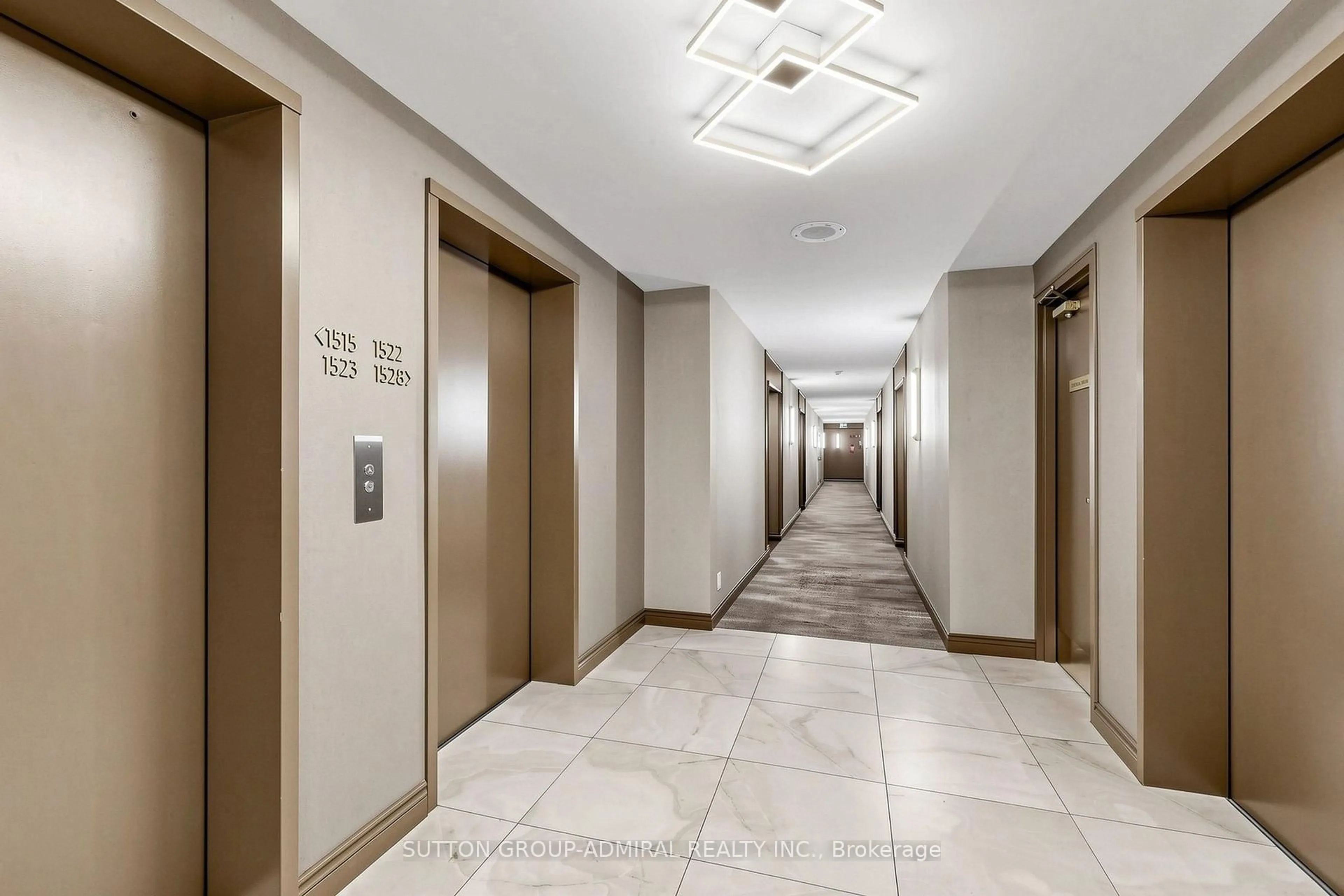 Indoor foyer for 32 Clarissa Dr #1516, Richmond Hill Ontario L4C 9R7