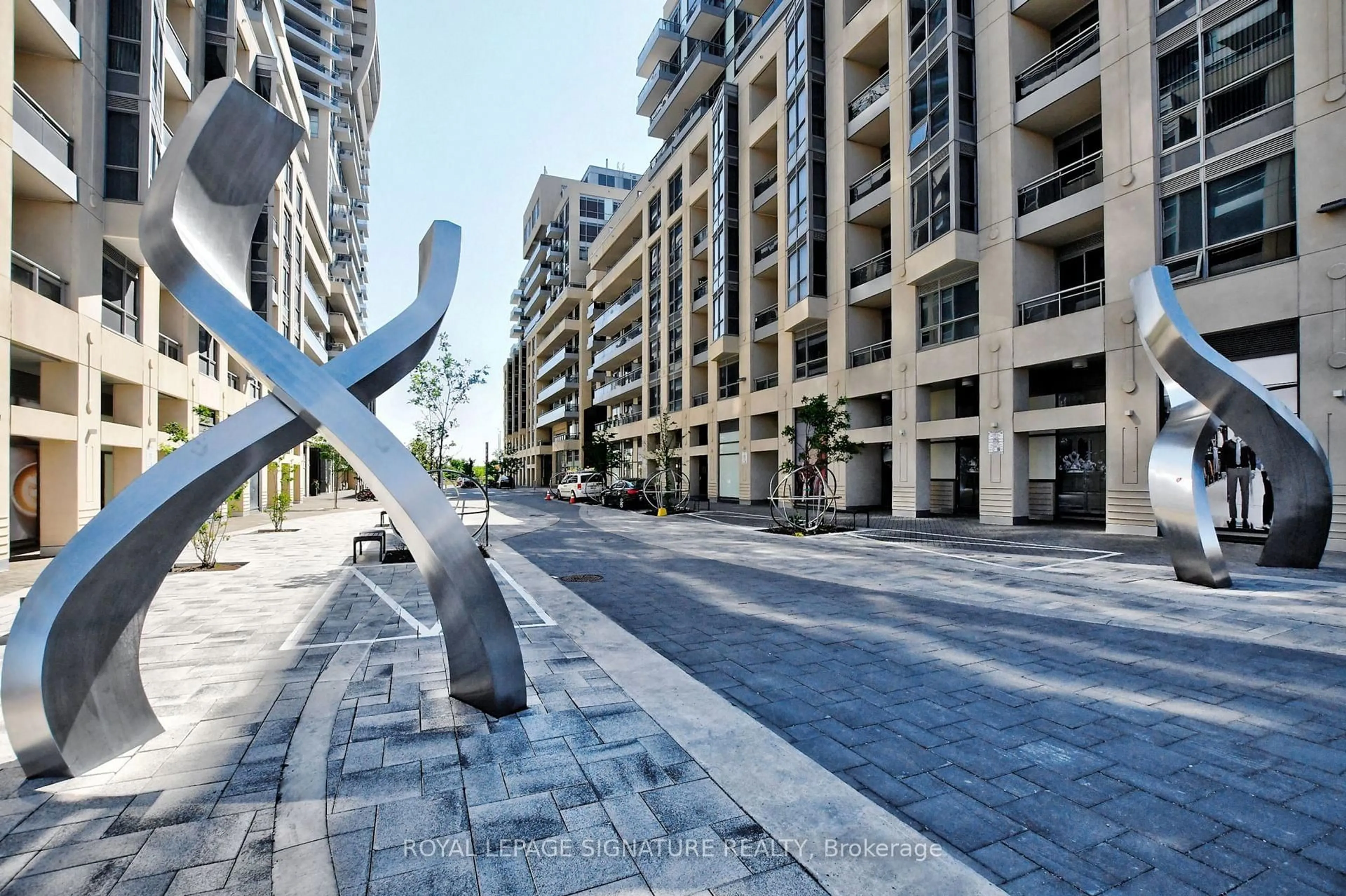 Patio, street for 9205 Yonge St #1506NE, Richmond Hill Ontario L4C 6Z2