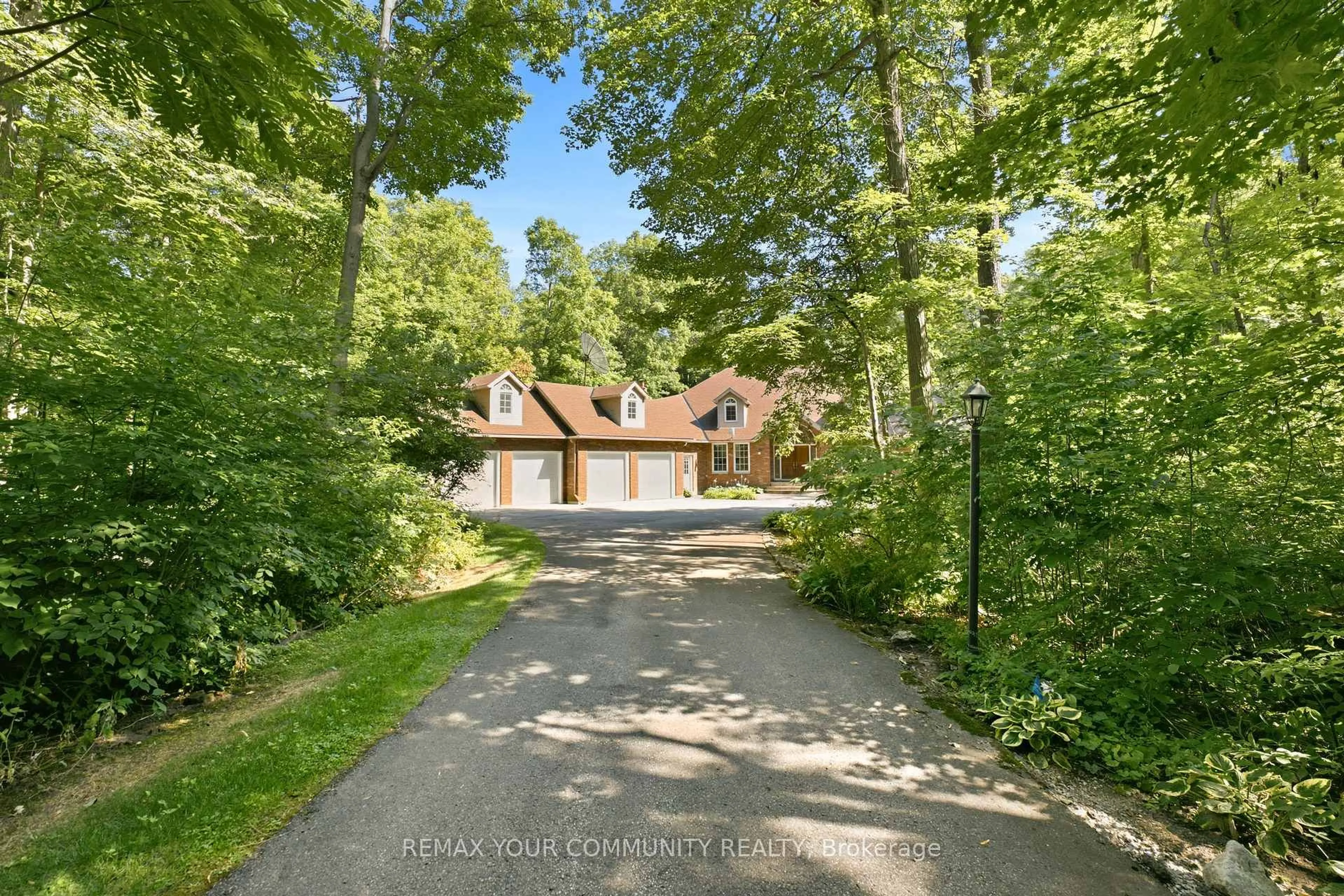 A pic from outside/outdoor area/front of a property/back of a property/a pic from drone, street for 38 Hill Country Dr, Whitchurch-Stouffville Ontario L4A 3T2