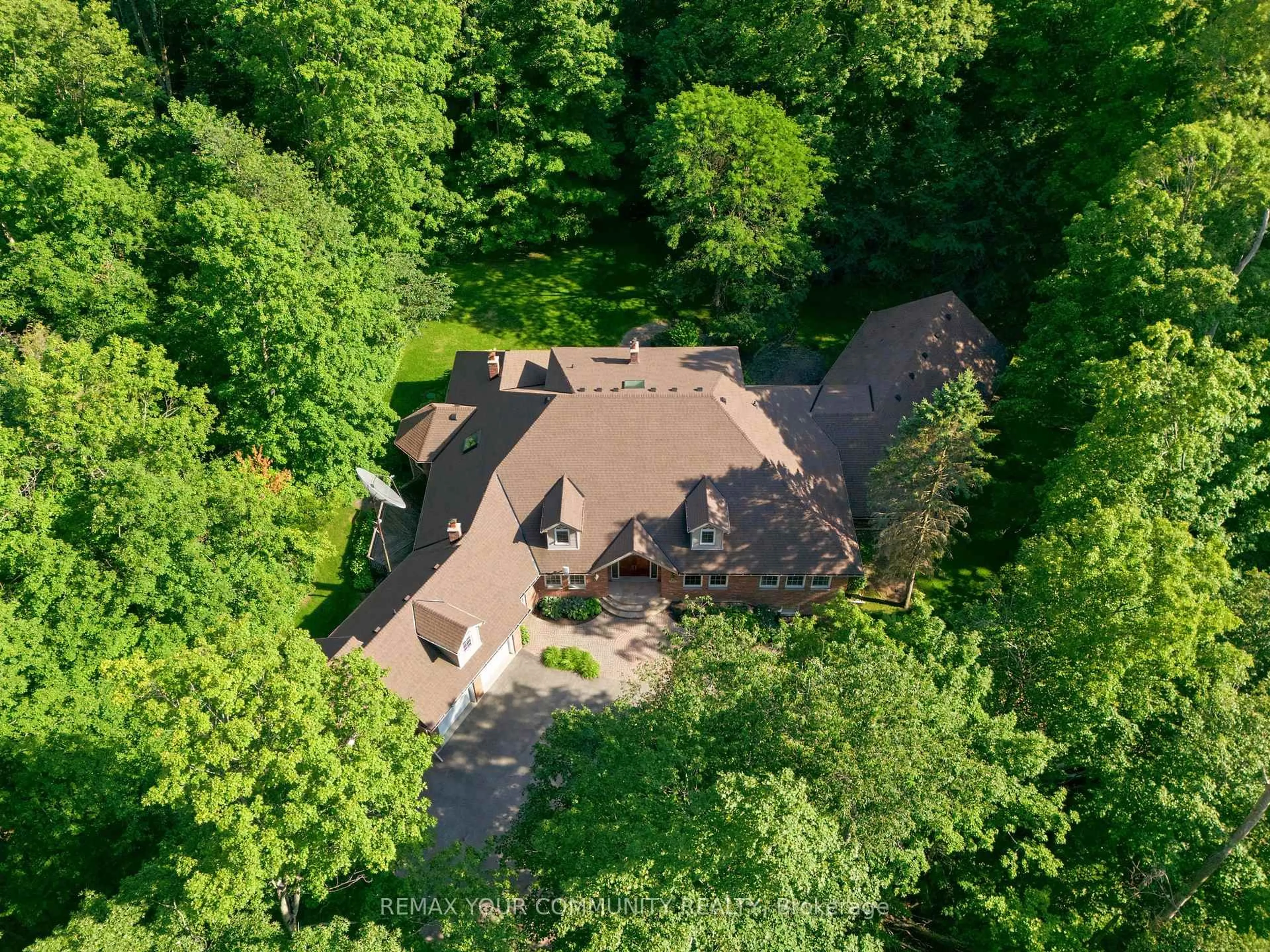 A pic from outside/outdoor area/front of a property/back of a property/a pic from drone, forest/trees view for 38 Hill Country Dr, Whitchurch-Stouffville Ontario L4A 3T2