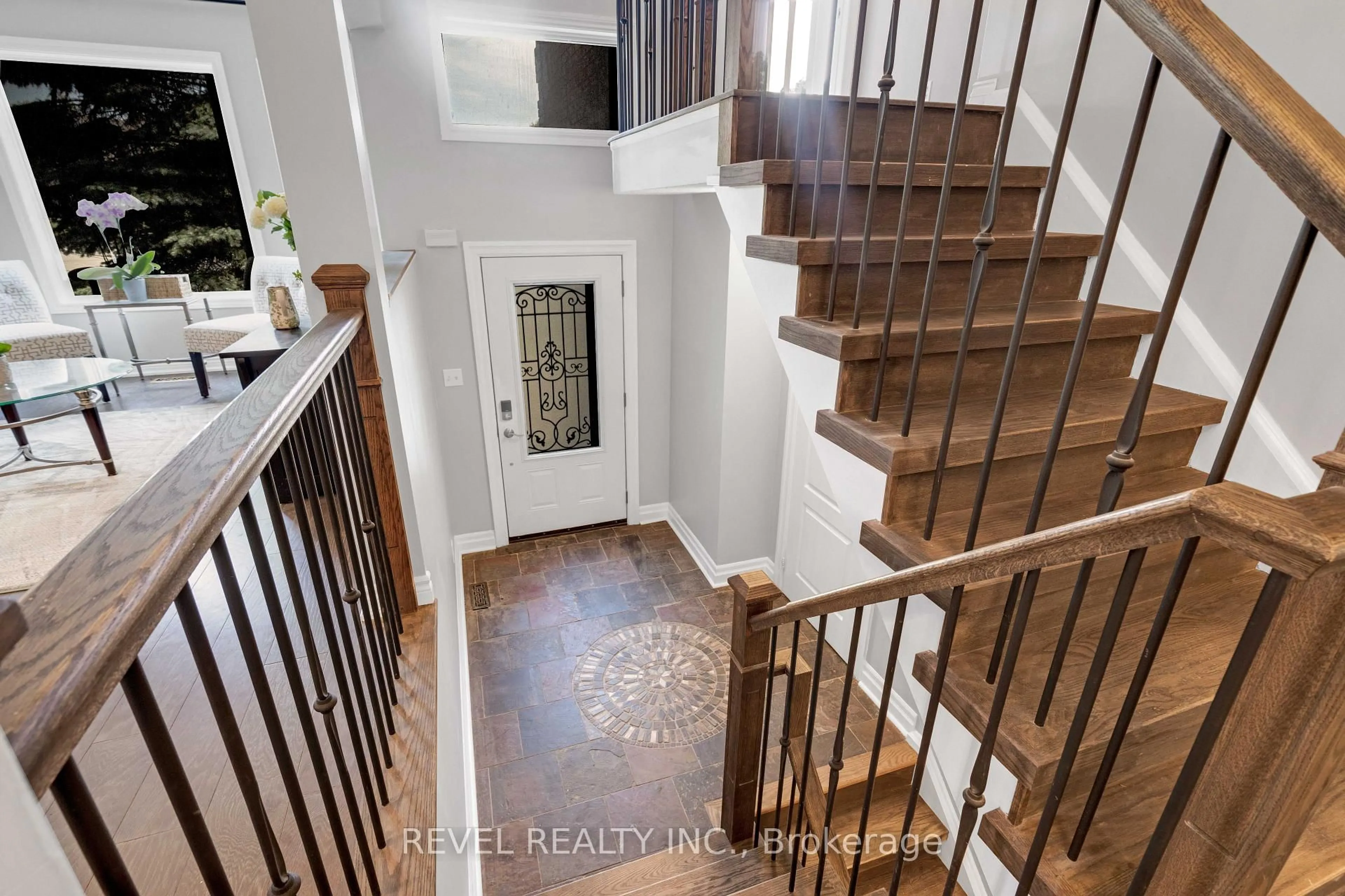 Indoor entryway for 83 Depeuter Cres, Bradford West Gwillimbury Ontario L3Z 3A2