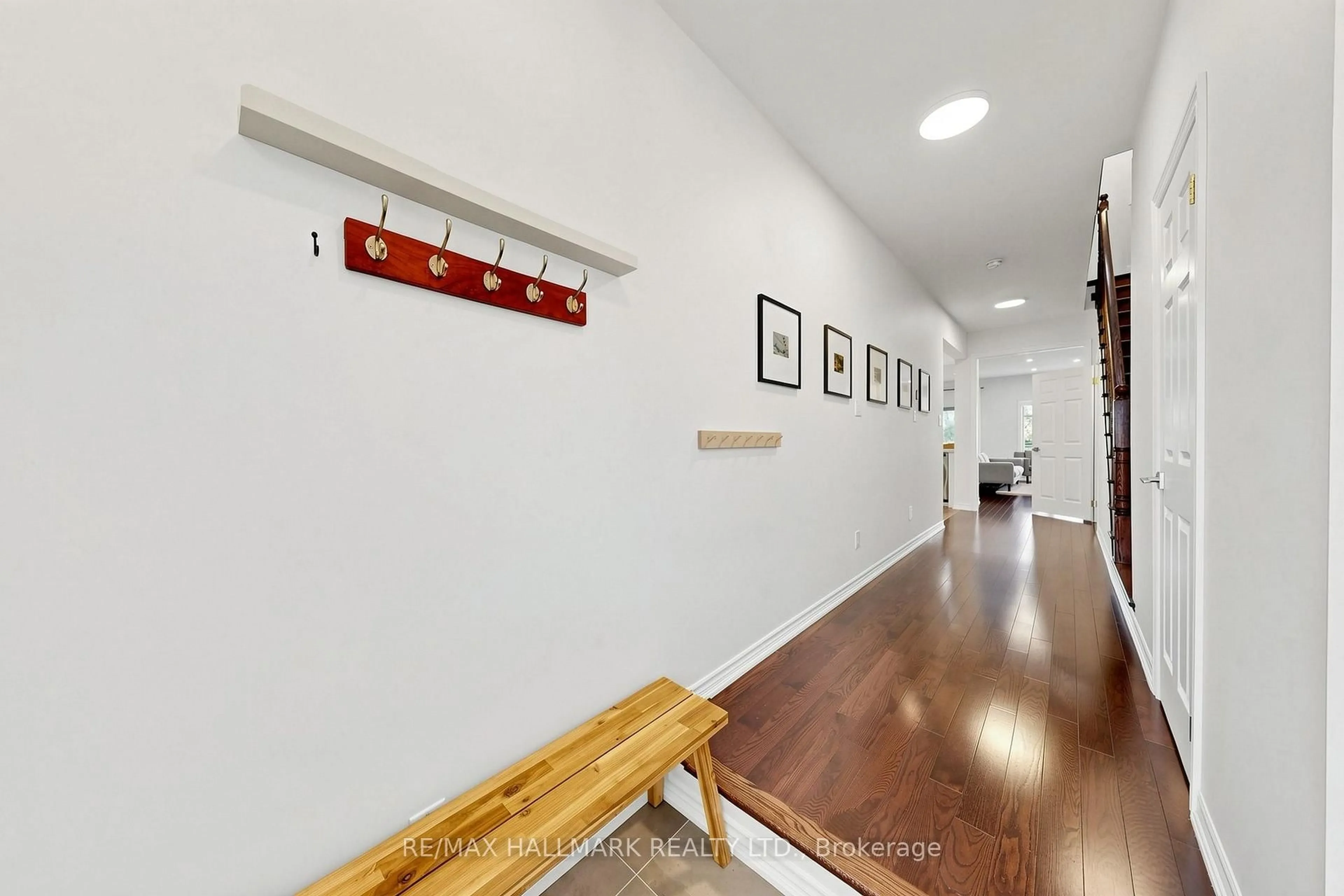 Indoor foyer for 12 Danpatrick Dr, Richmond Hill Ontario L4S 2T1