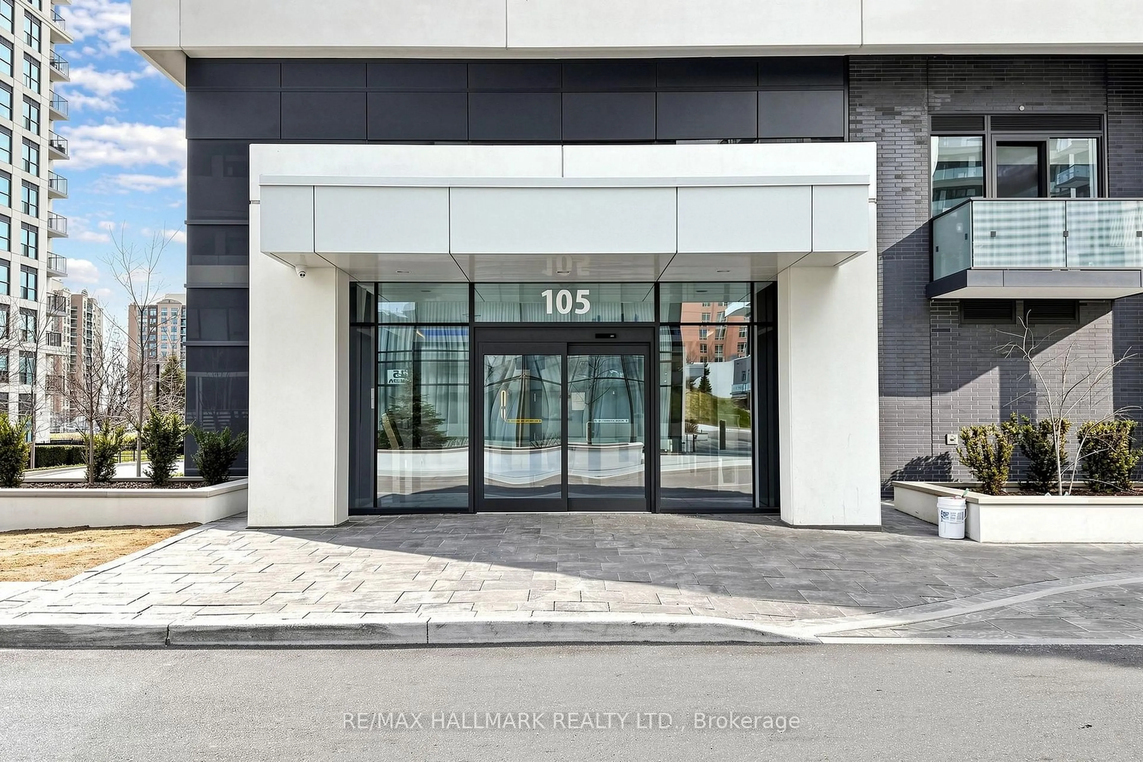 Indoor foyer for 105 Oneida Cres #2603, Richmond Hill Ontario L4B 0H6