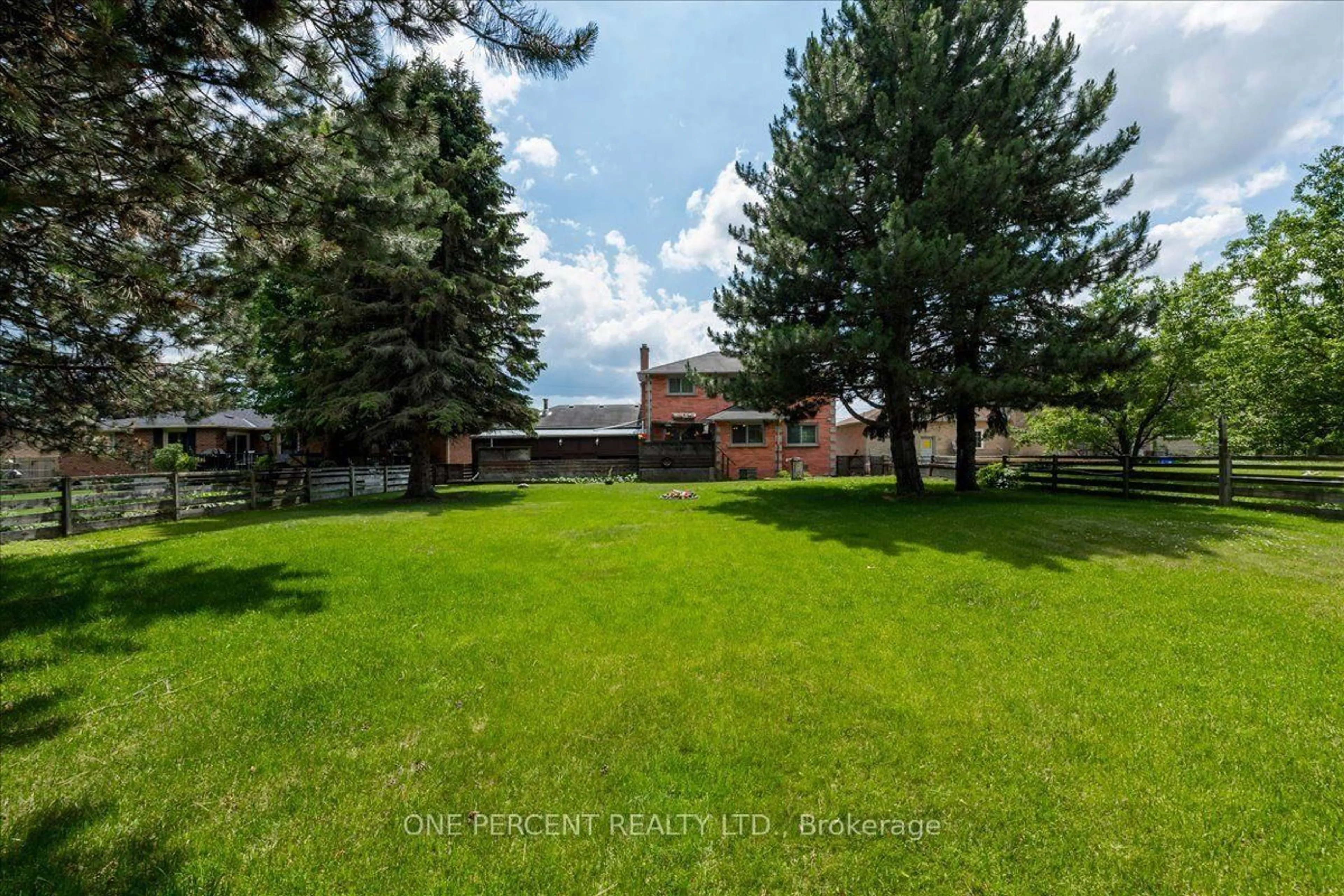 A pic from outside/outdoor area/front of a property/back of a property/a pic from drone, mountain view for 101 Toll Rd, East Gwillimbury Ontario L9N 1G7