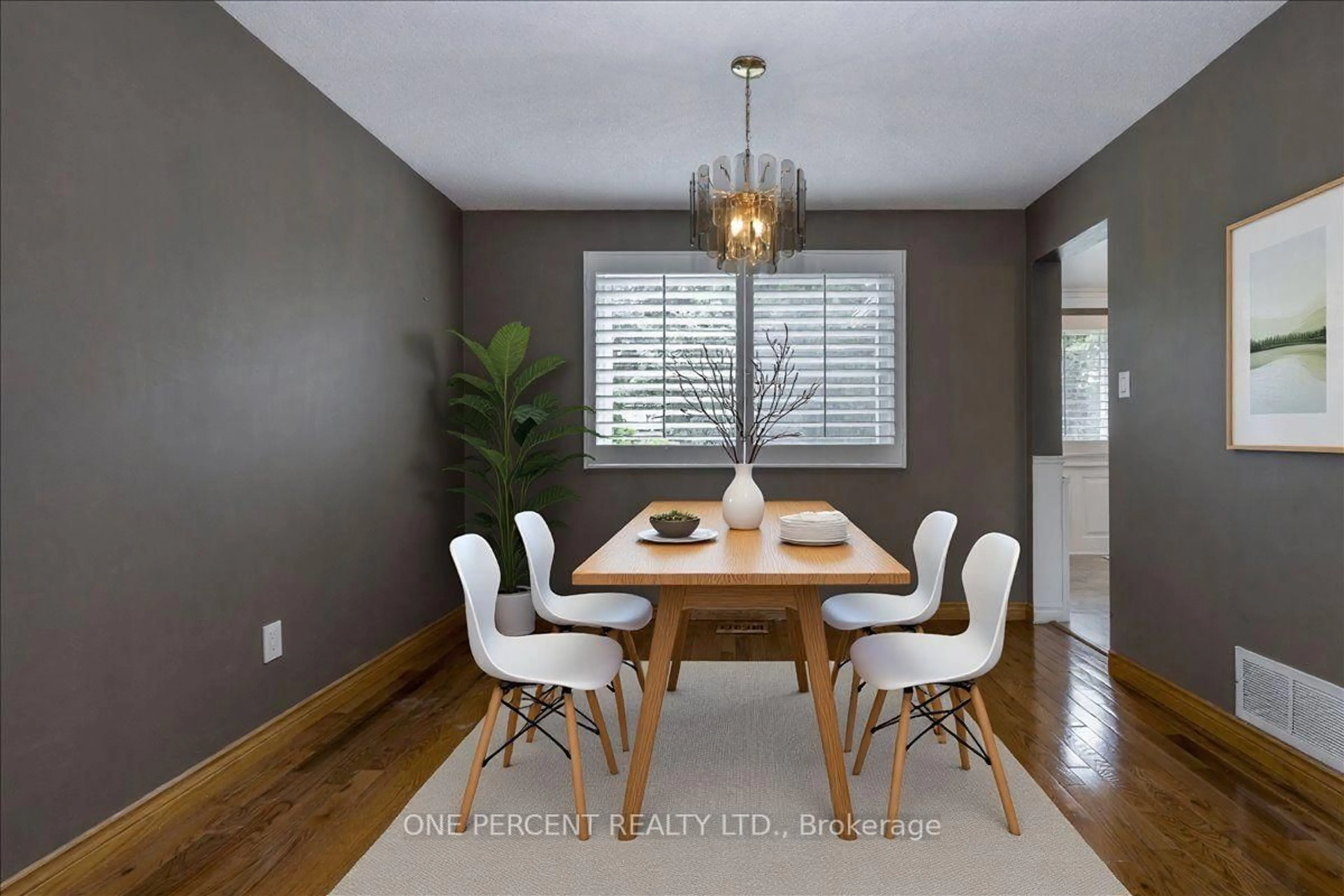 Dining room, wood/laminate floor for 101 Toll Rd, East Gwillimbury Ontario L9N 1G7